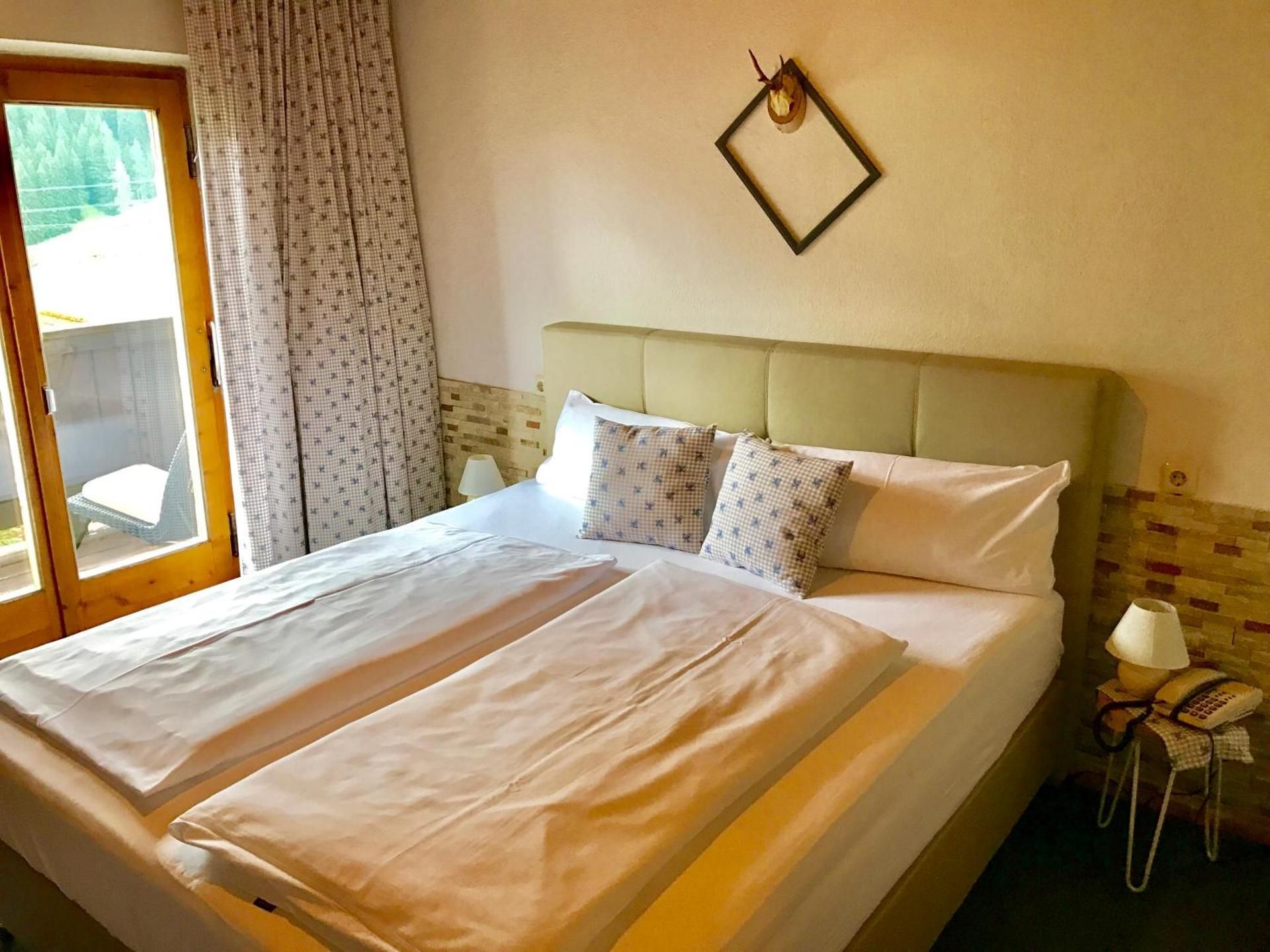 Deluxe Room (2 Adults + 1 Child)
