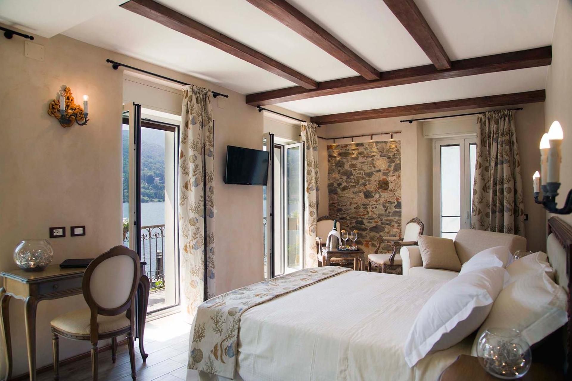 Deluxe Double Room with Lake View