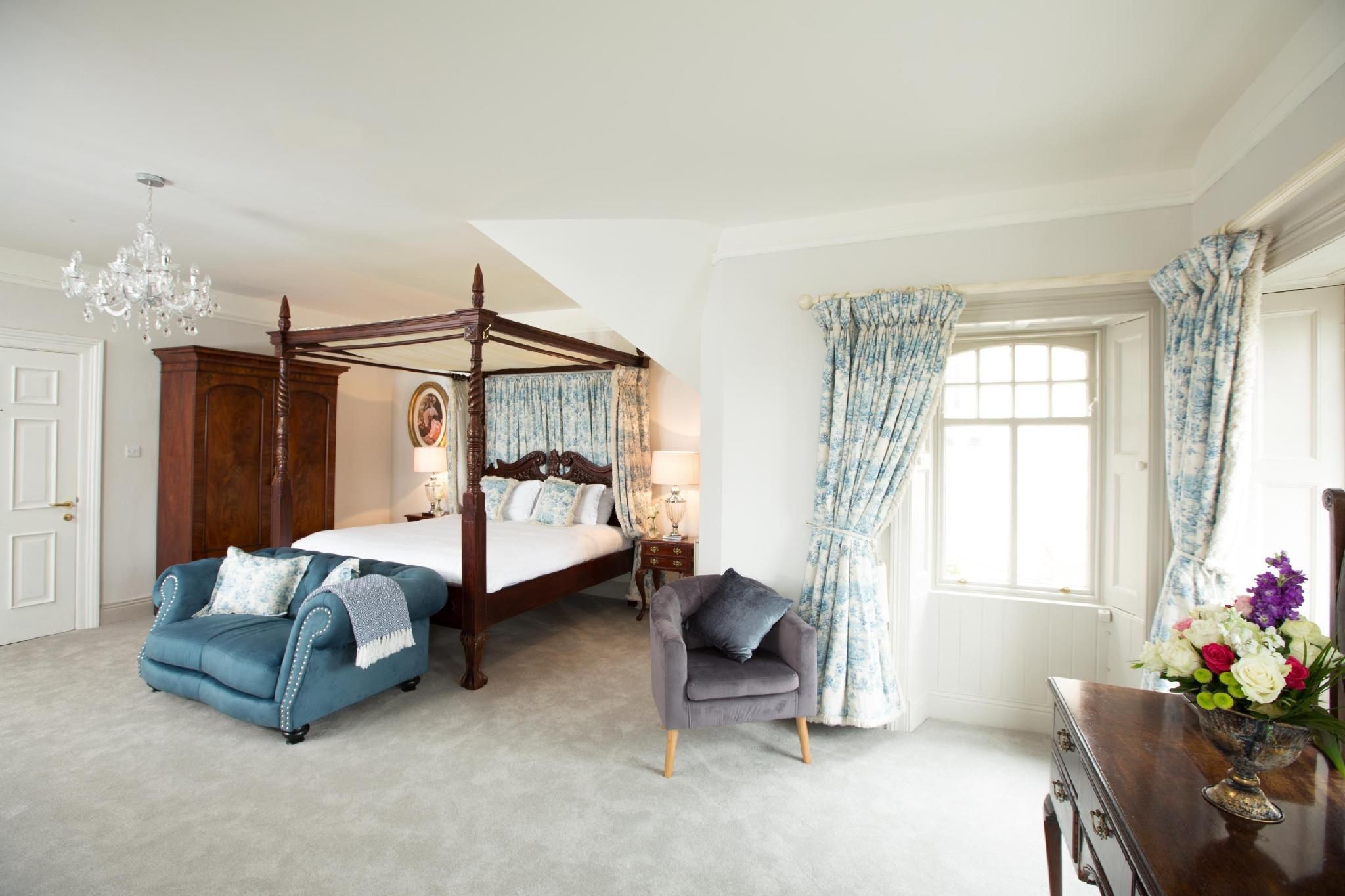 Suite-Deluxe-Ensuite-Four Poster Bed