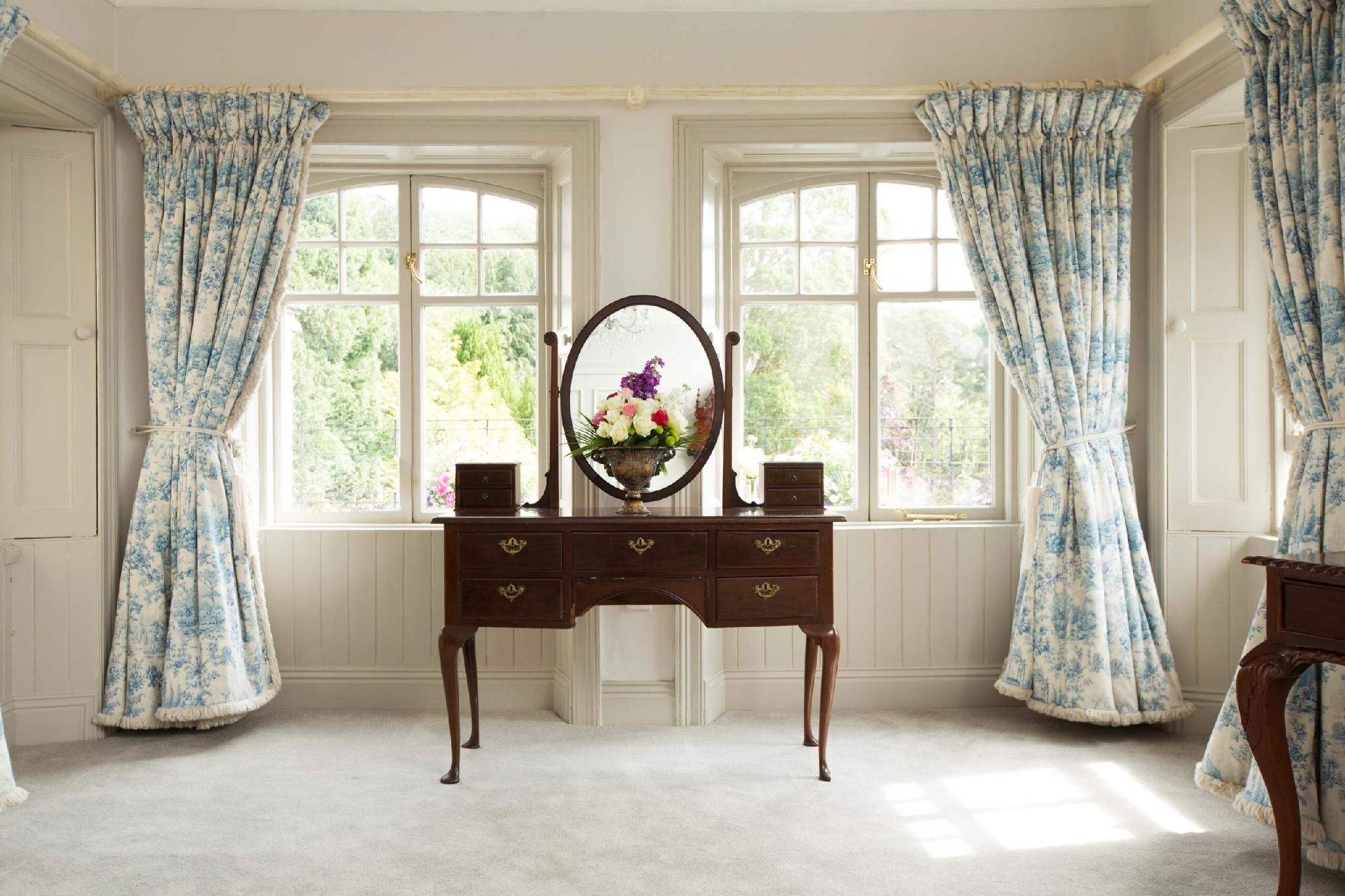 Suite-Executive-Ensuite-Four Poster Bed