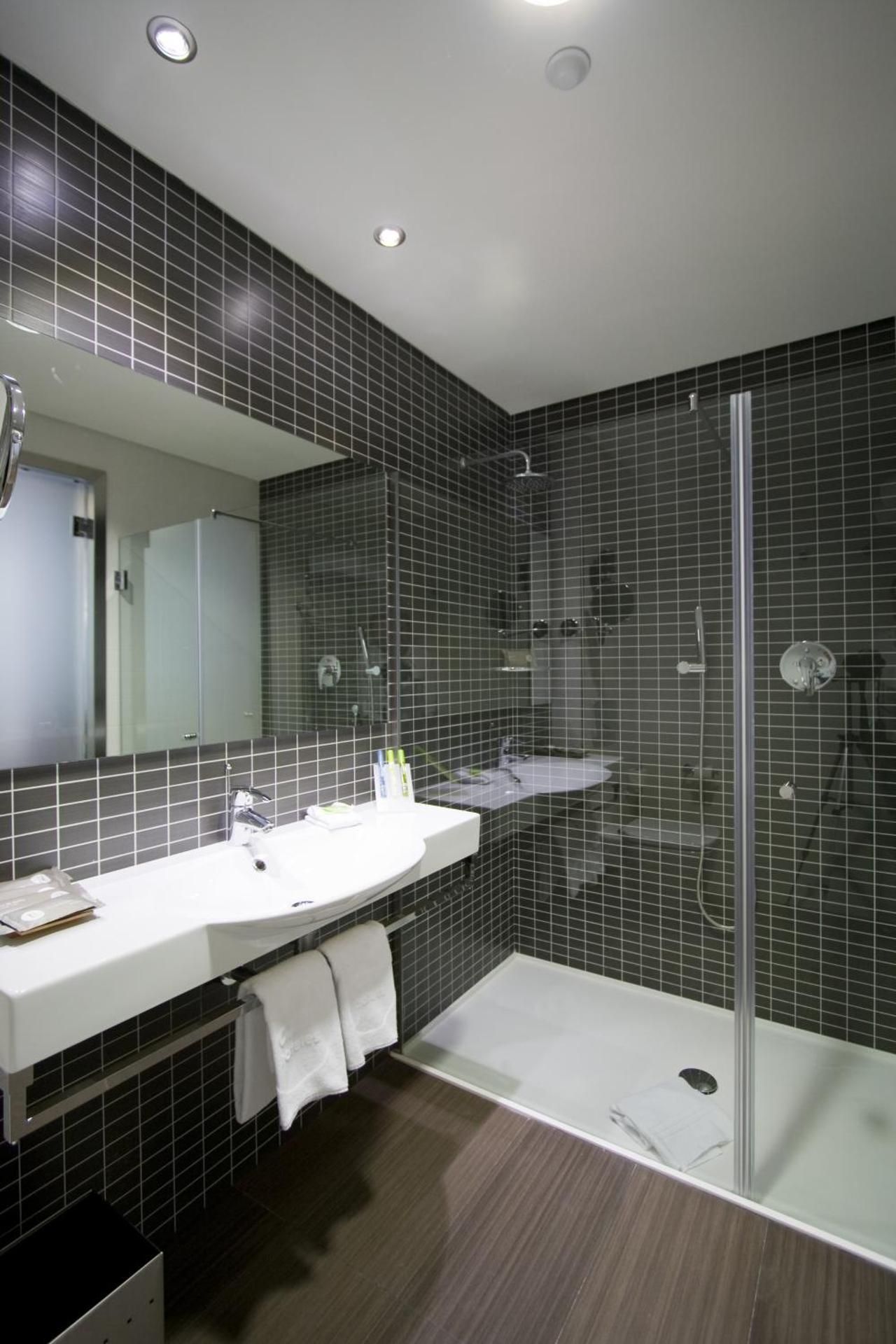 Axor Feria Triple Room with Free Airport Shuttle 3