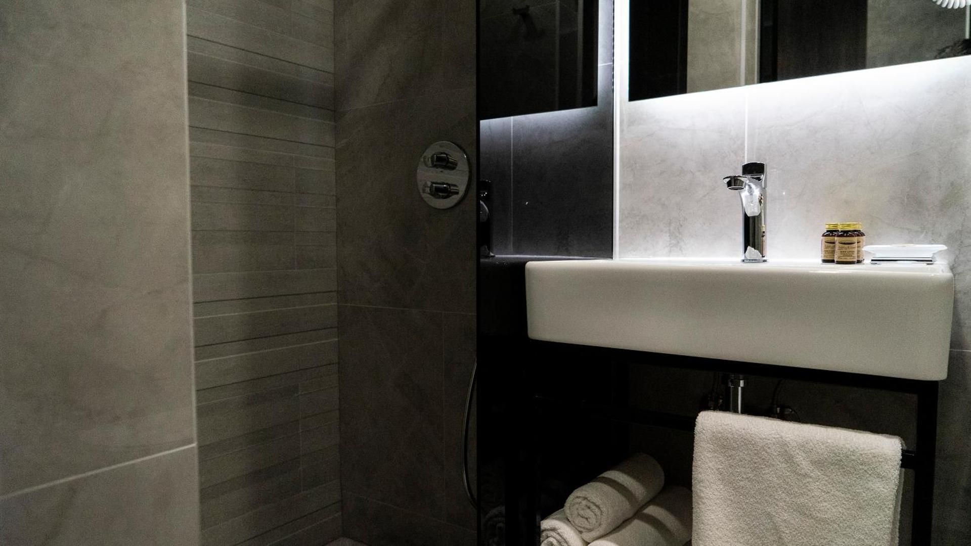 Hotel Pasha Deluxe Double Room with Extra Bed 3