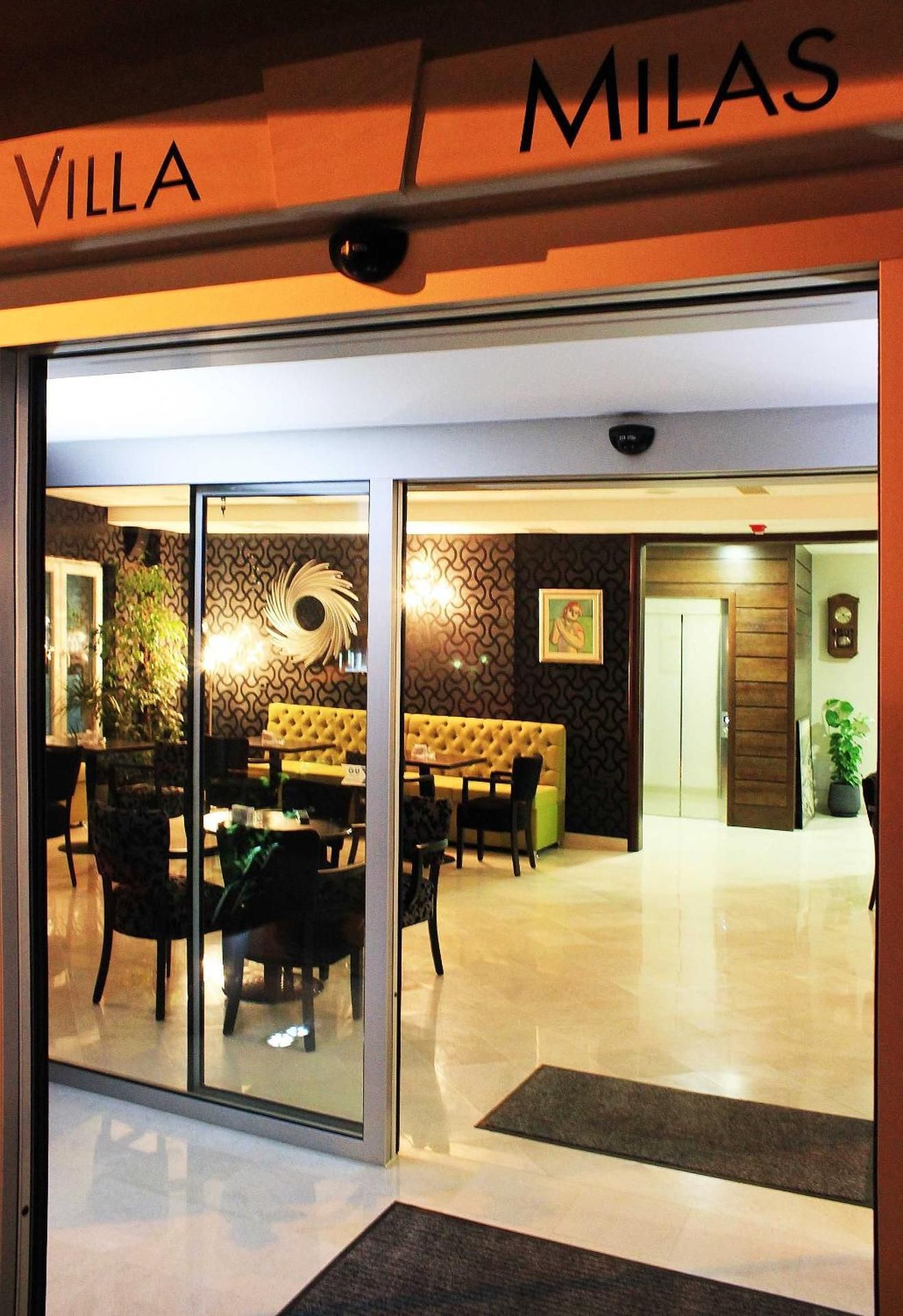 shared lounge/tv area