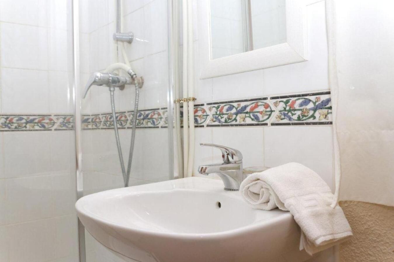 Single Room with Shared Bathroom