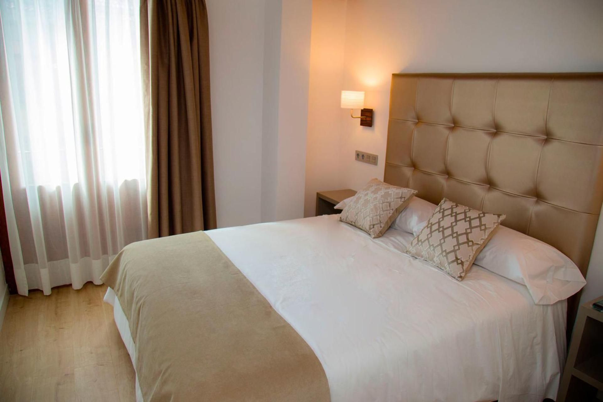 Hab Urban Hostel Double Room with Balcony 2