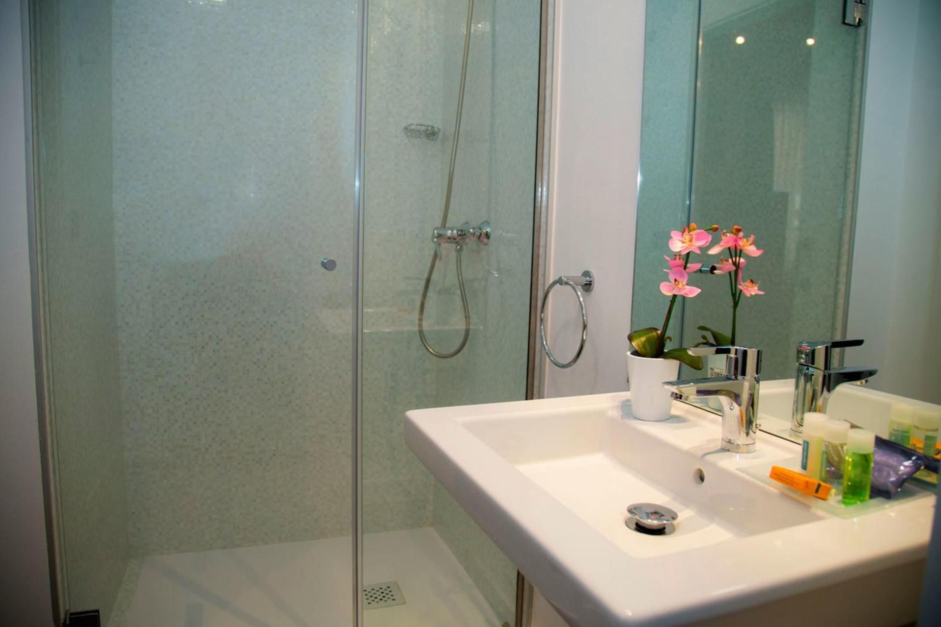 Hab Urban Hostel Double Room with Extra Bed 3