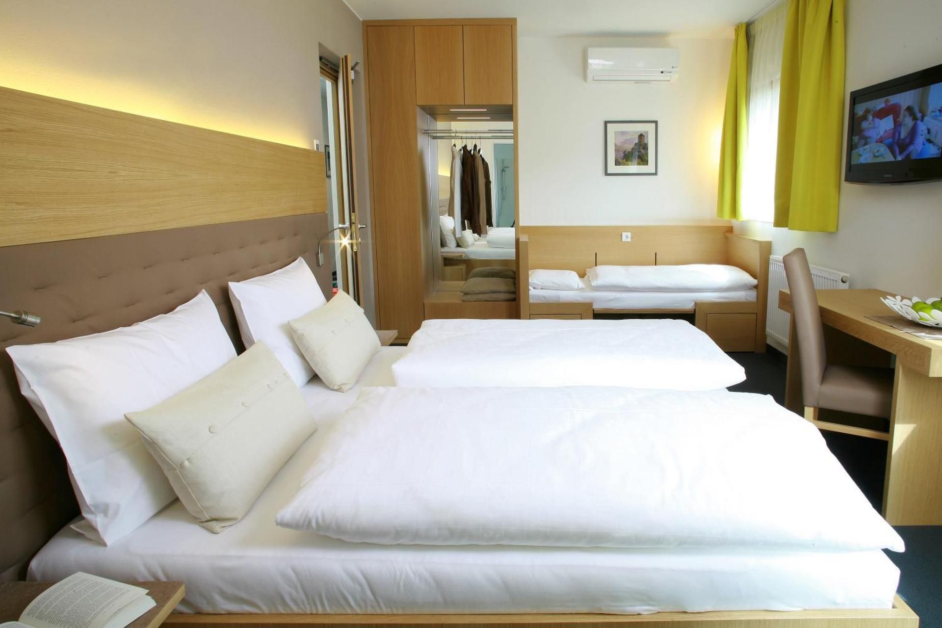 Family Room (2 Adults + 2 Children)