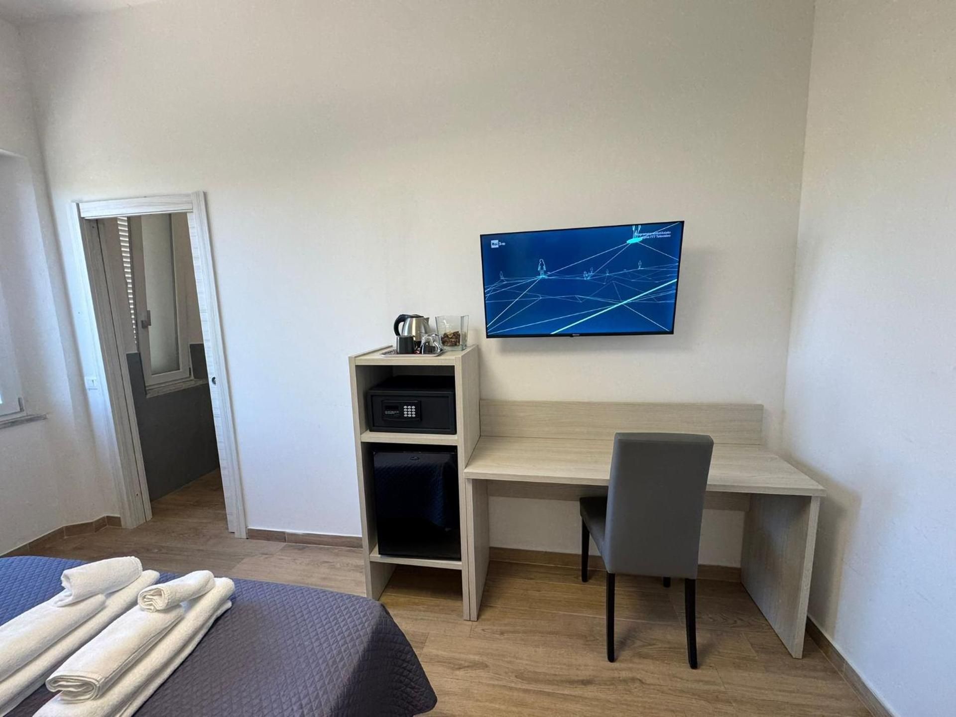 Montecristo B&B Large Double Room 2