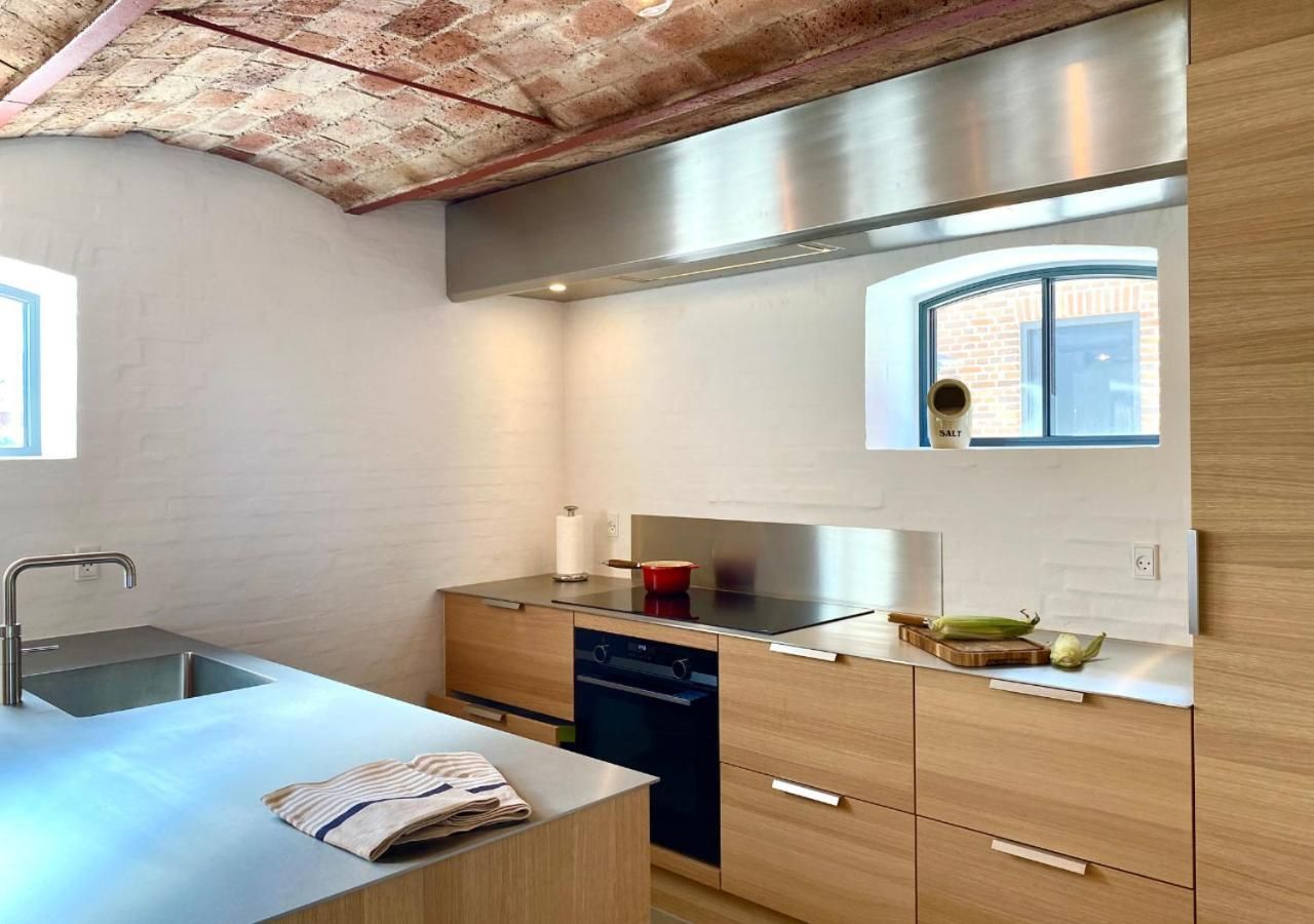 Deluxe One-Bedroom Apartment