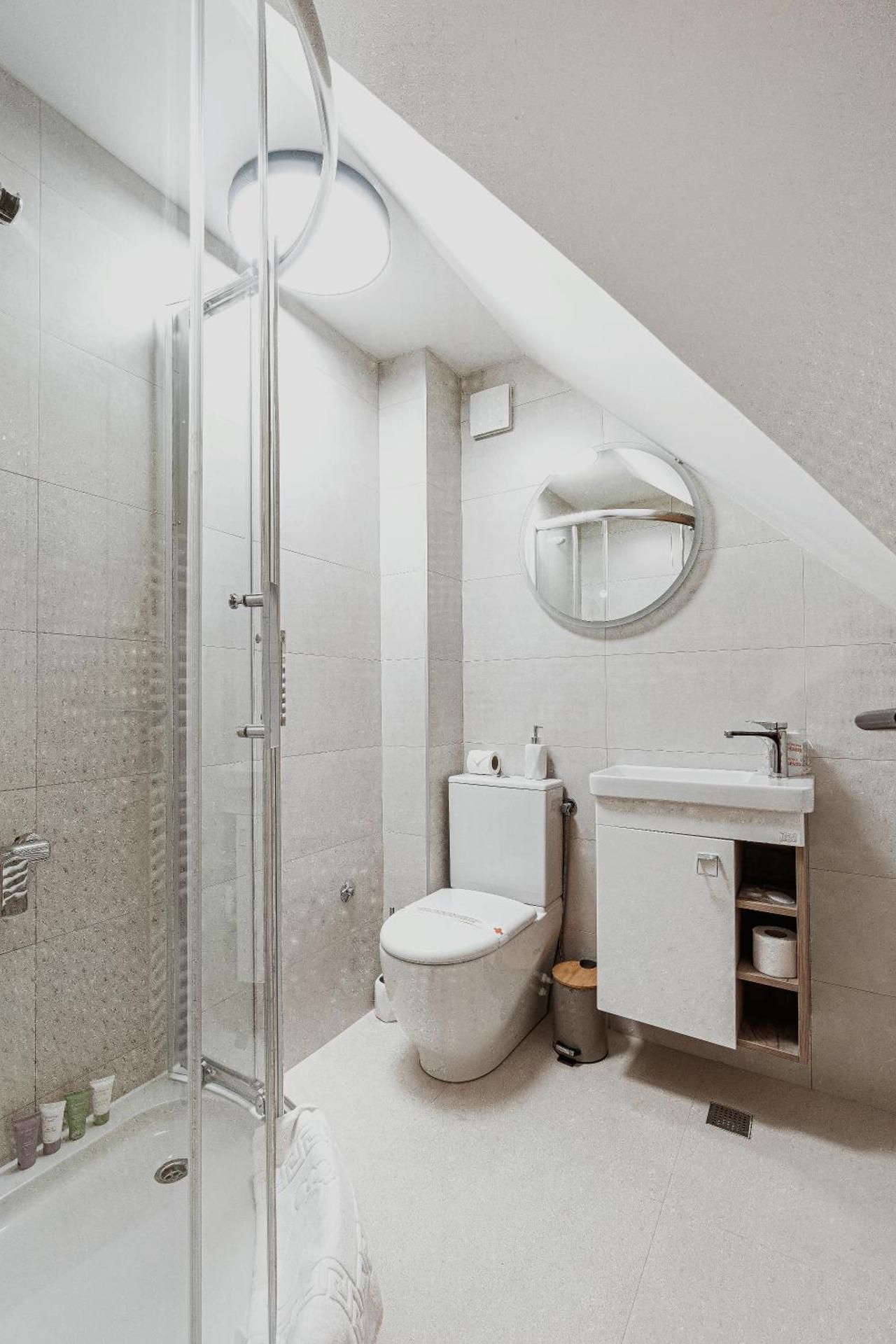 Apartment with Shower