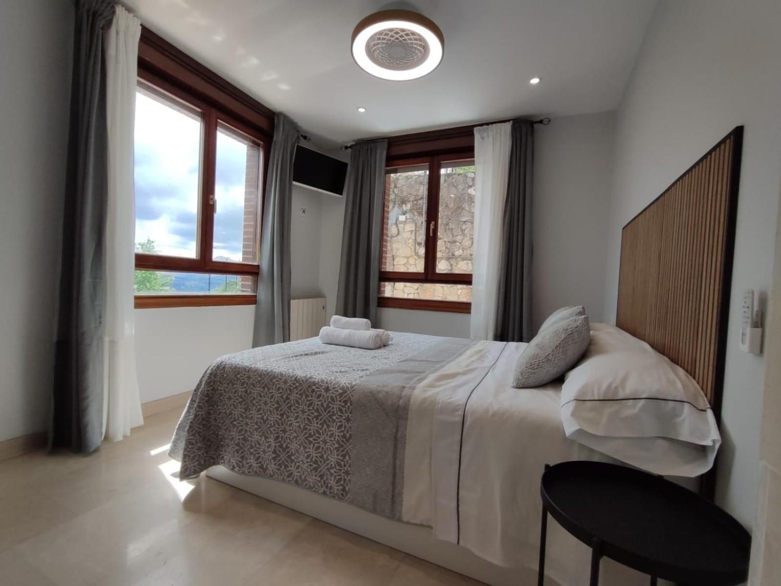 HABITACION CON HERMOSAS VISTAS A BILBAO Double Room with Private Bathroom