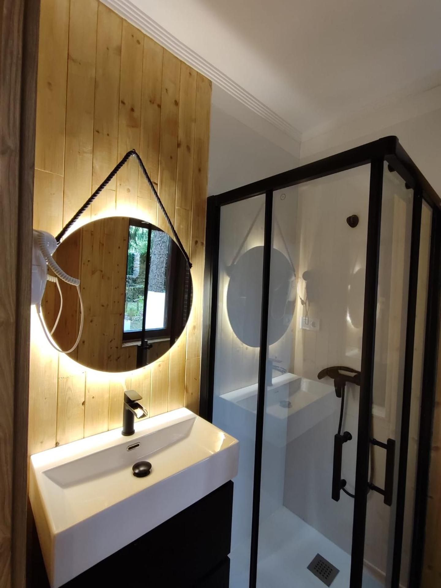 Deluxe Double Room with Shower