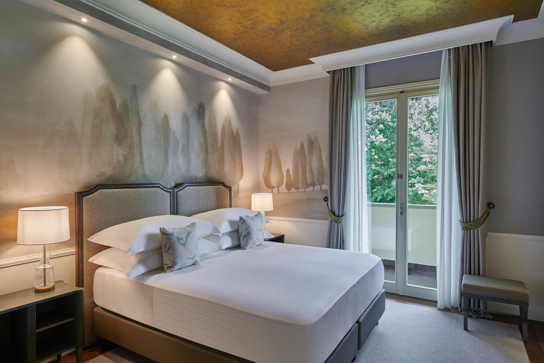 Classic Garden Balcony, Guest room, 1 Queen, Garden view, Balcony