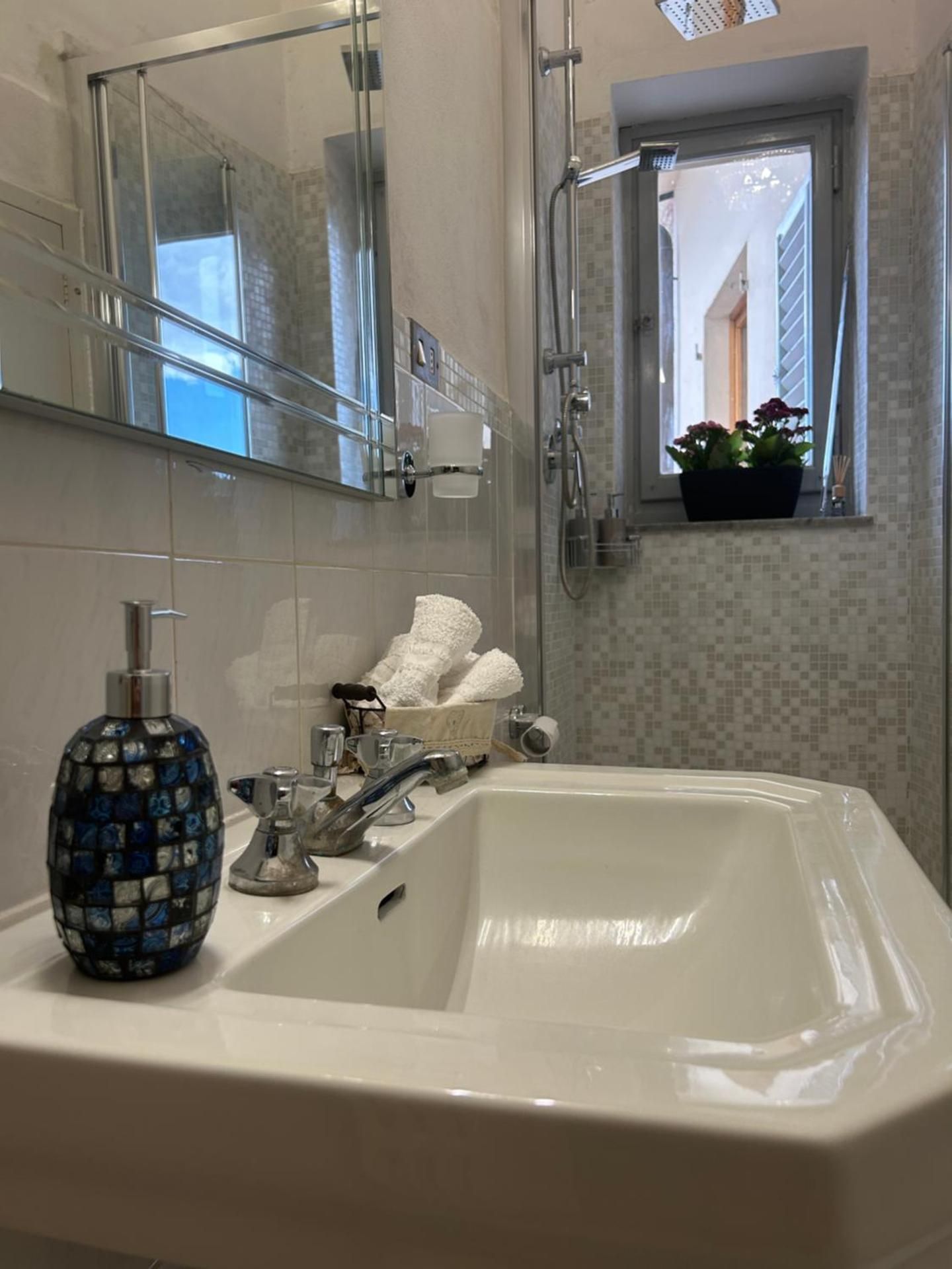 Deluxe Room (2 Adults + 1 Child)