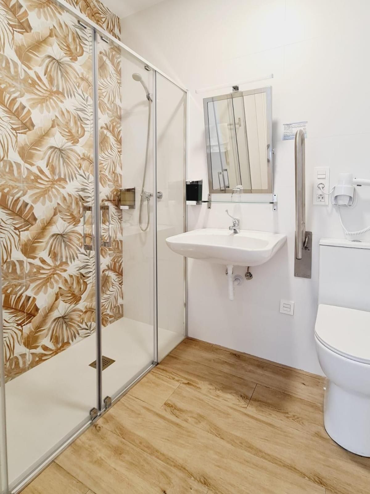 Bilbao ROOMS Lidon Double Room with Private Bathroom 2