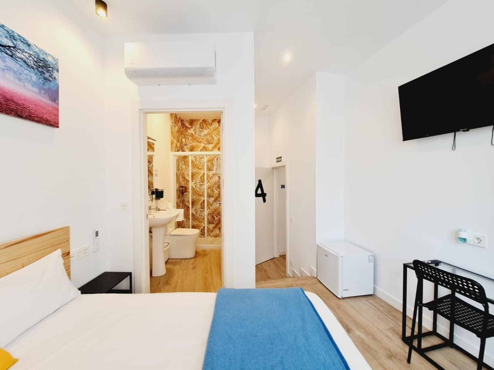 Bilbao ROOMS Lidon Double Room with Private Bathroom 3