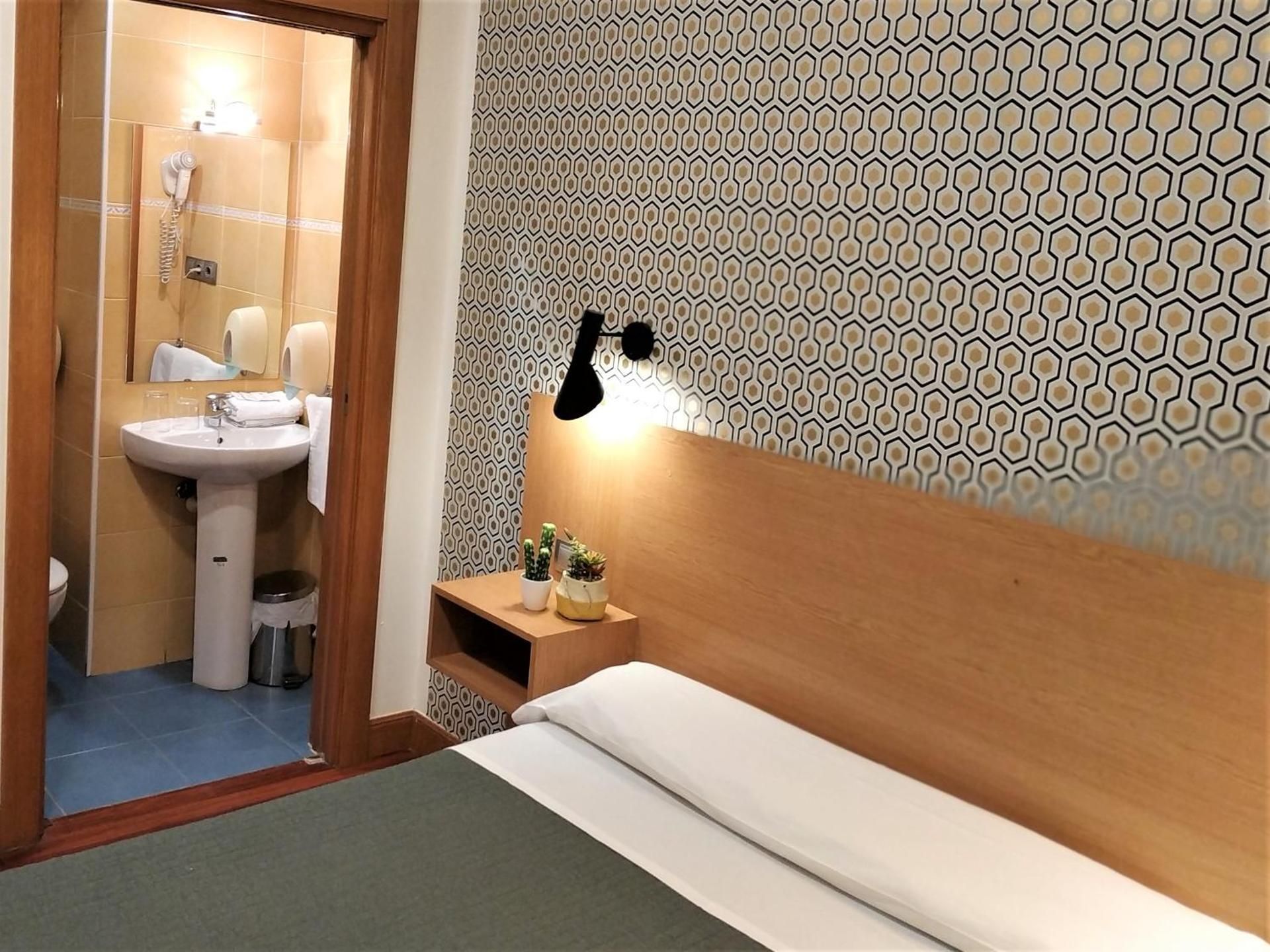 Roquefer Bilbao Central Rooms Single Room With Private Bathroom 2