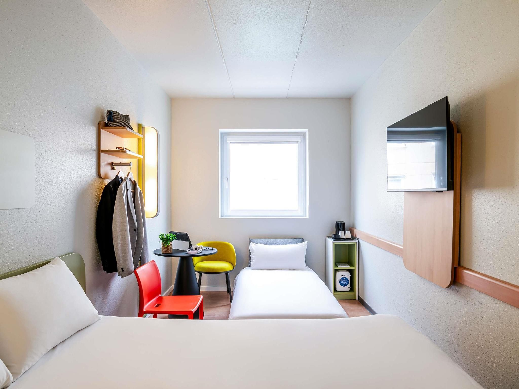 Room with queen-size bed and sofa bed