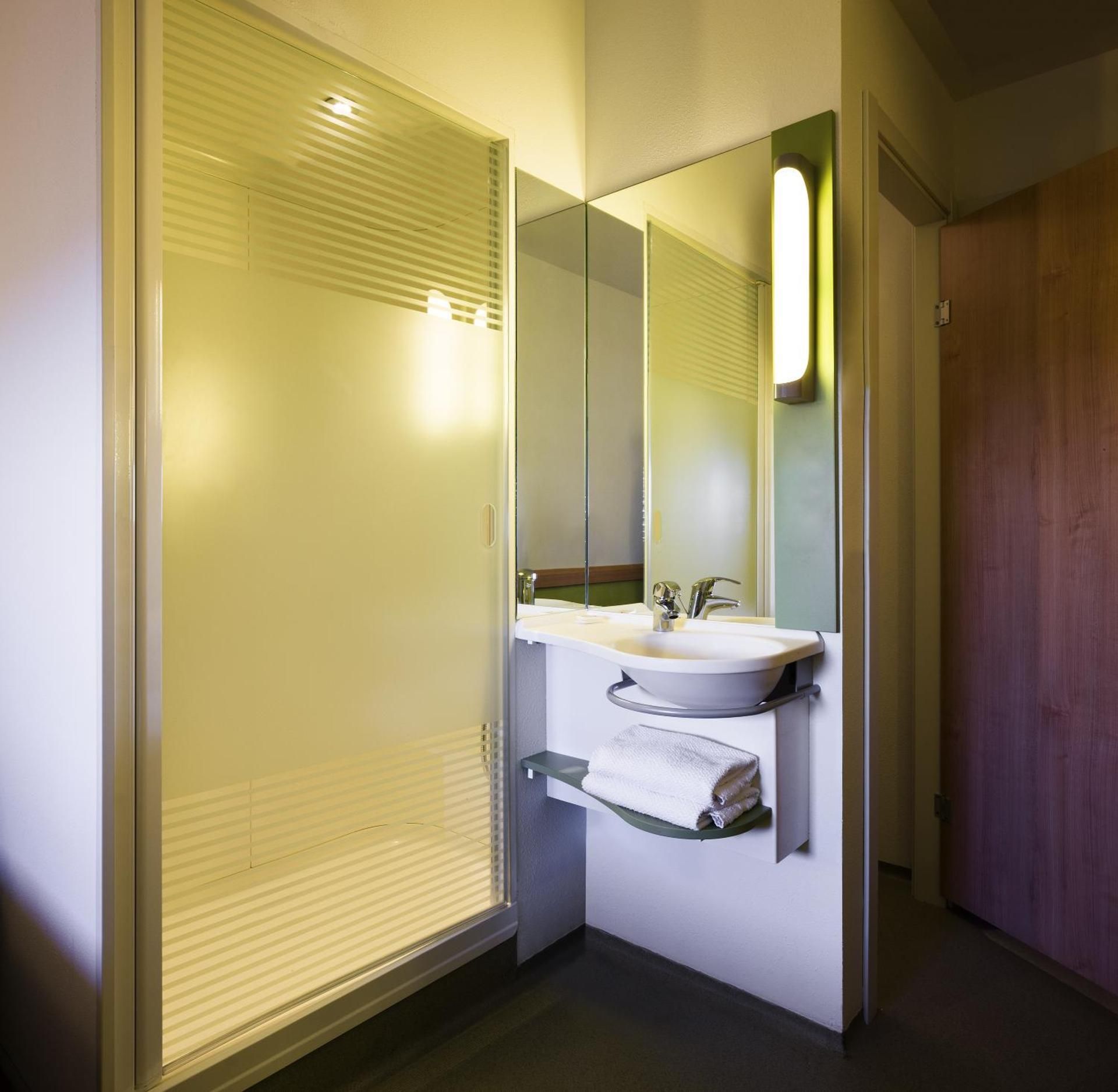 Room with queensize bed