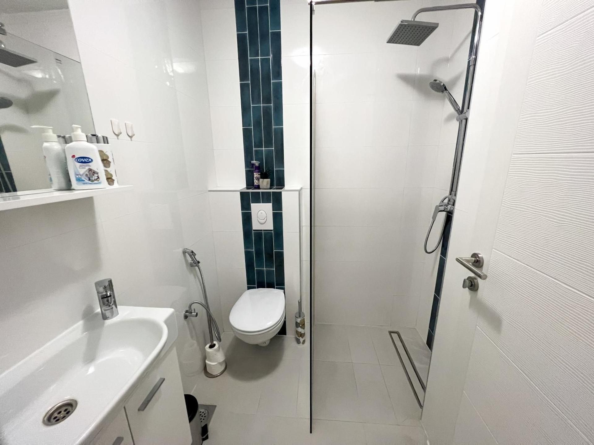 City Lights Panorama Apartment with Balcony 2