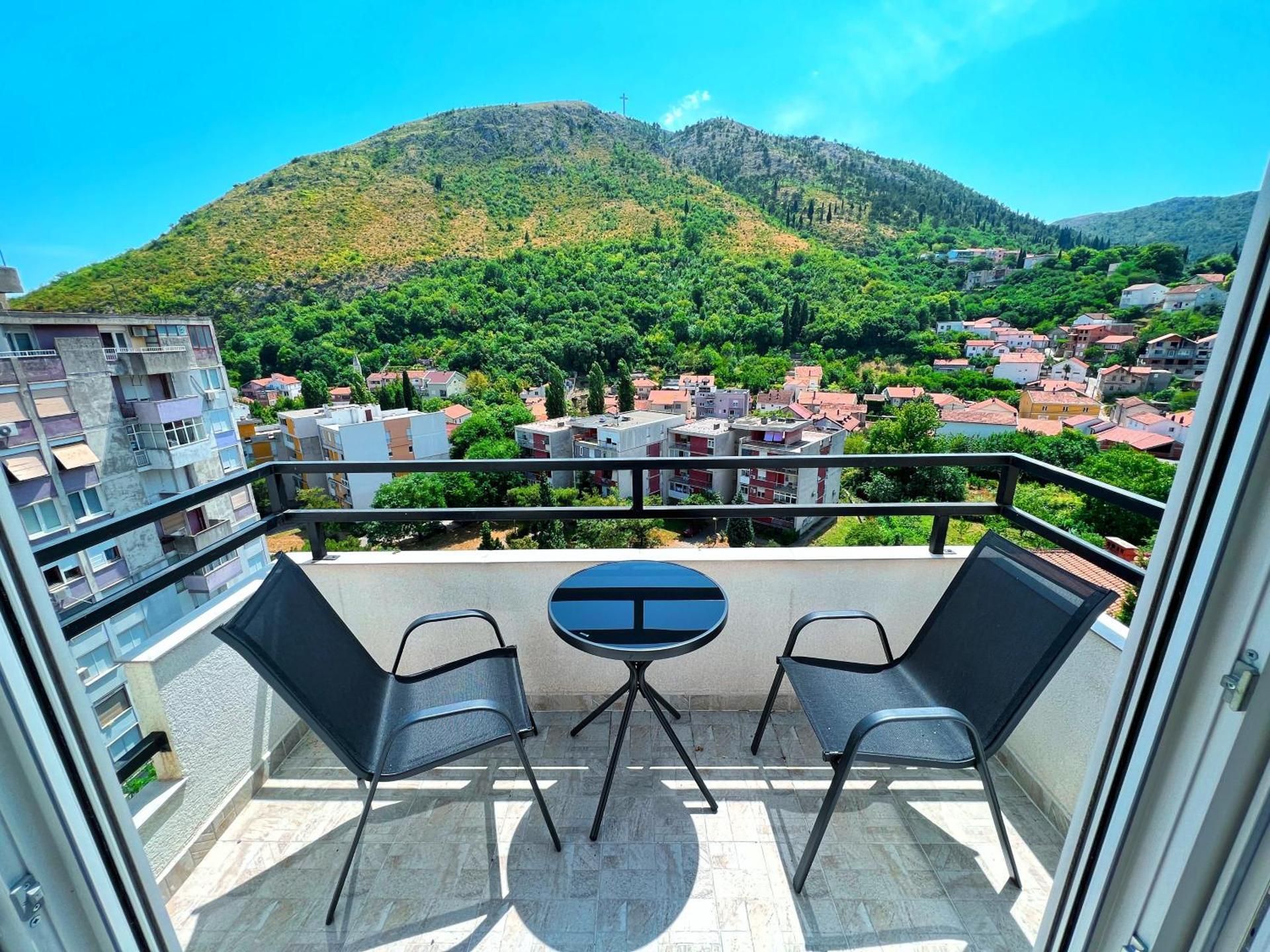City Lights Panorama Apartment with Balcony