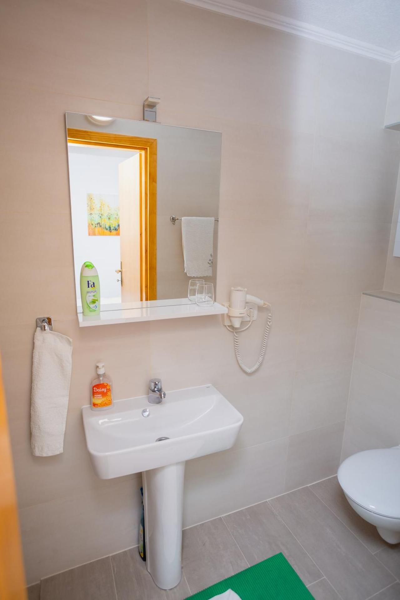 Green Lily Apartments Studio Apartment 2