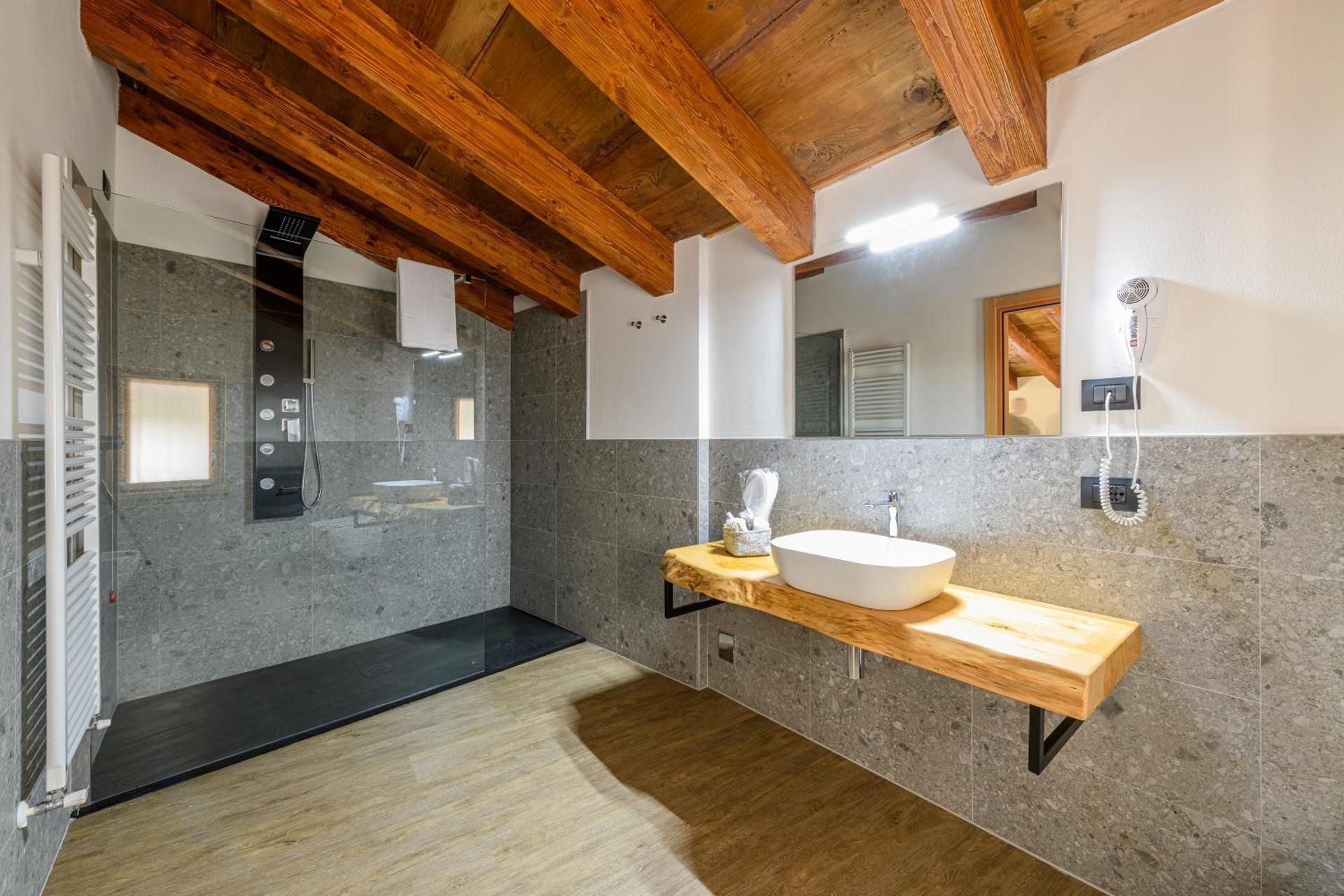 Deluxe King Suite