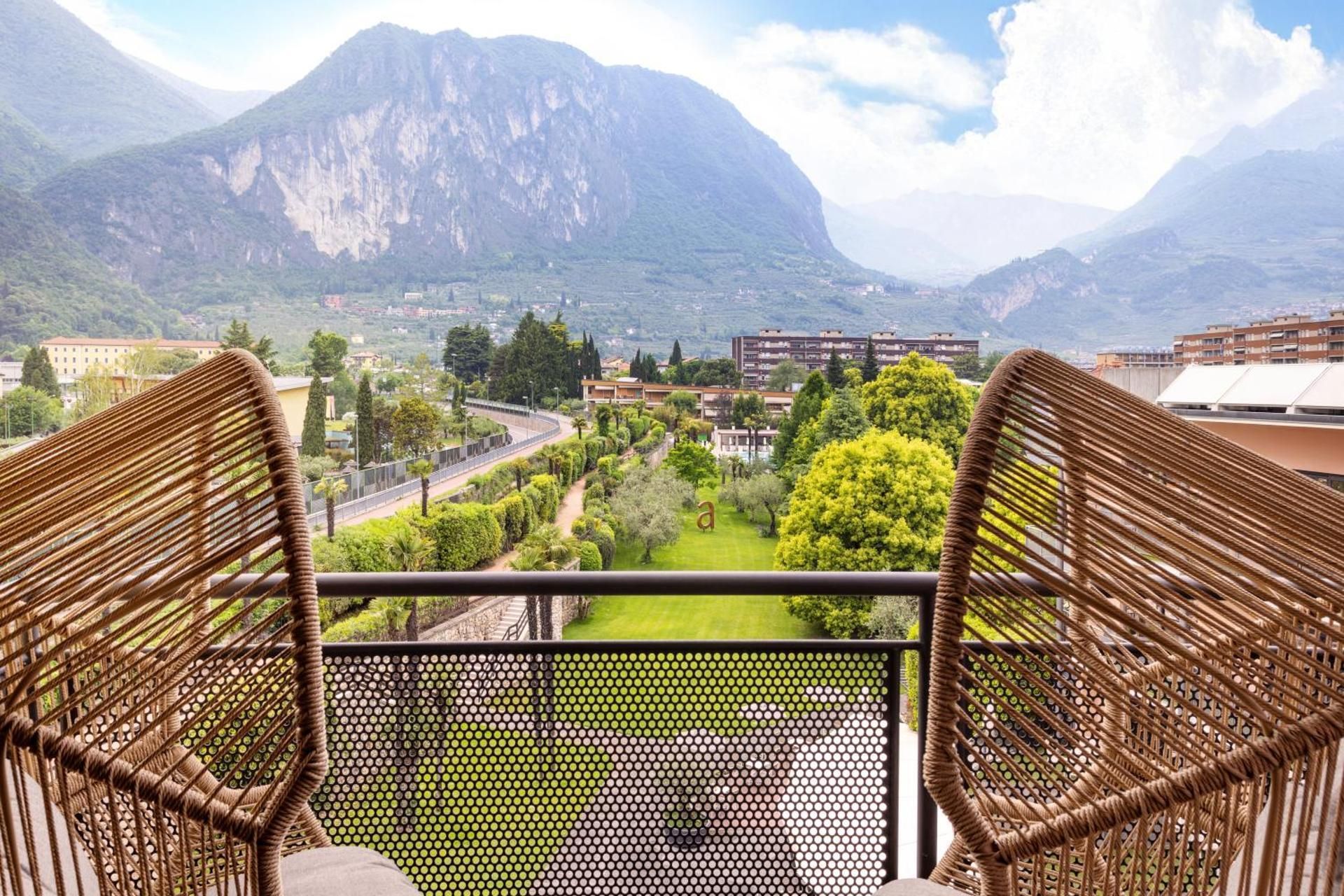 Suite with Hot Tub and Park View