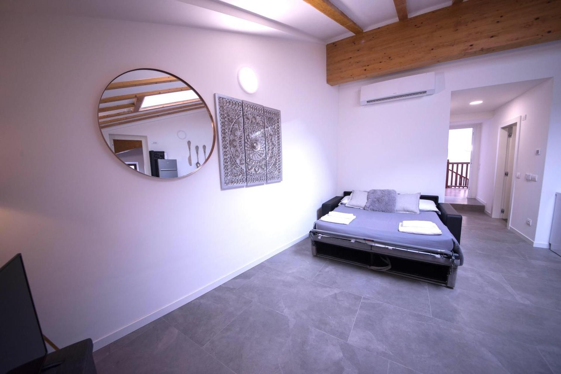 Deluxe One-Bedroom Apartment