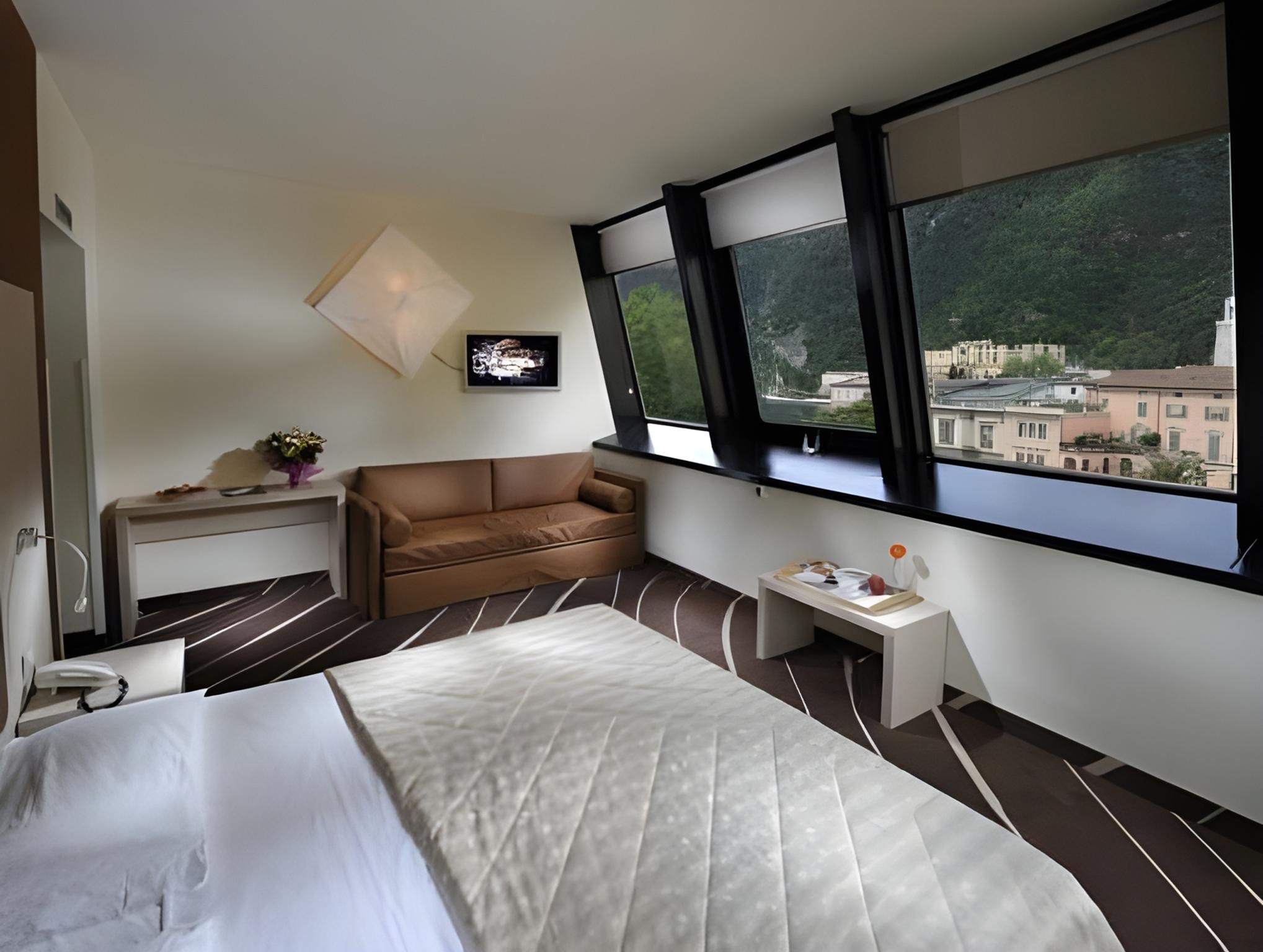 Family Room (2 Adults + 1 Child)
