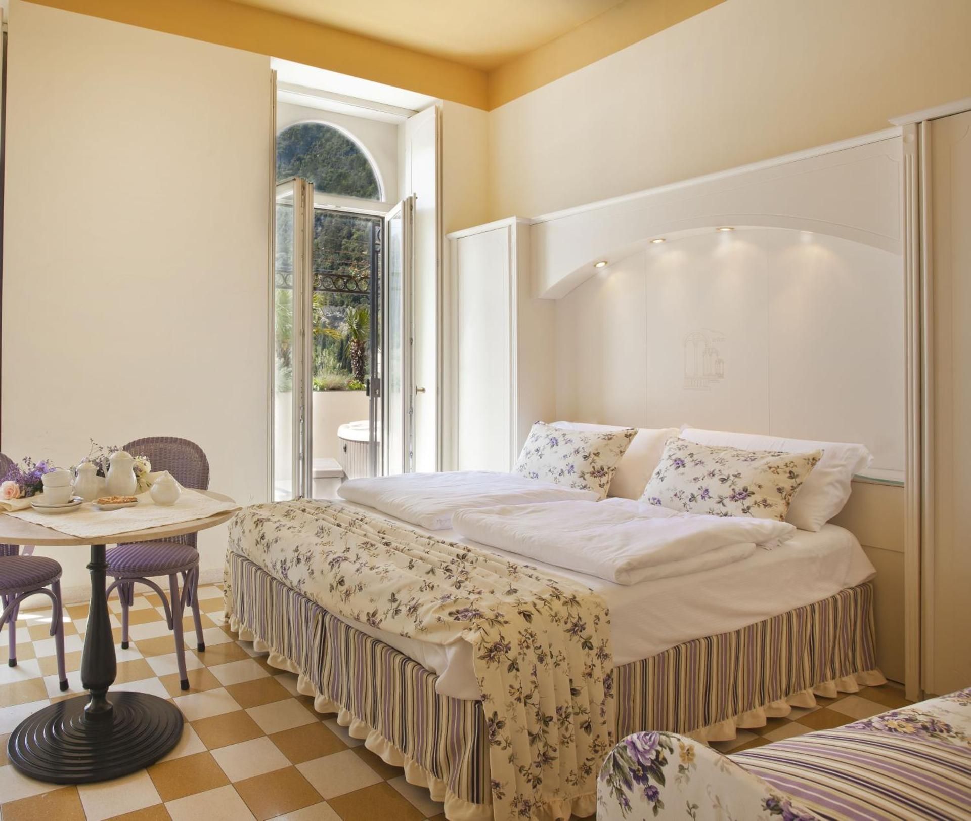 Imperial Room with Jacuzzi and Terrace, Lake Front