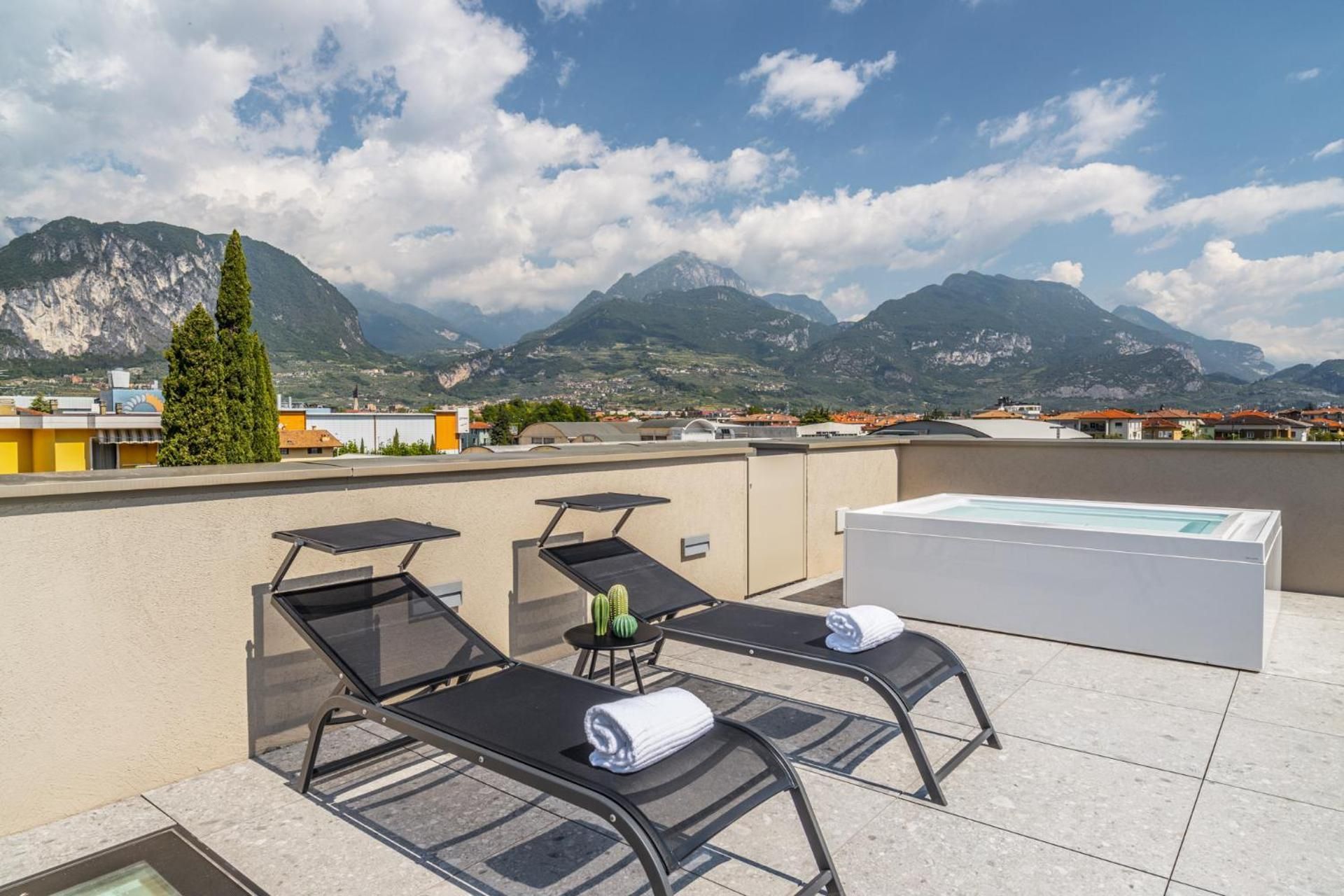 Penthouse Apartment with Whirlpool