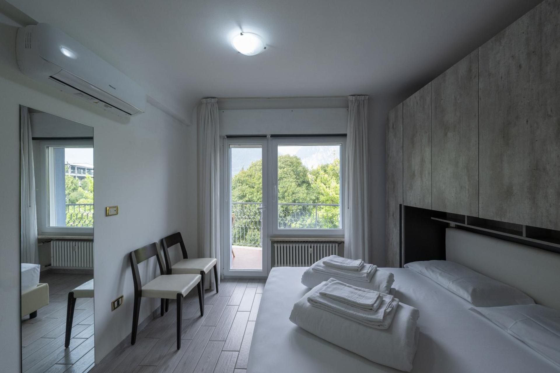 Two-Bedroom Apartment with Balcony and Lateral Lake View