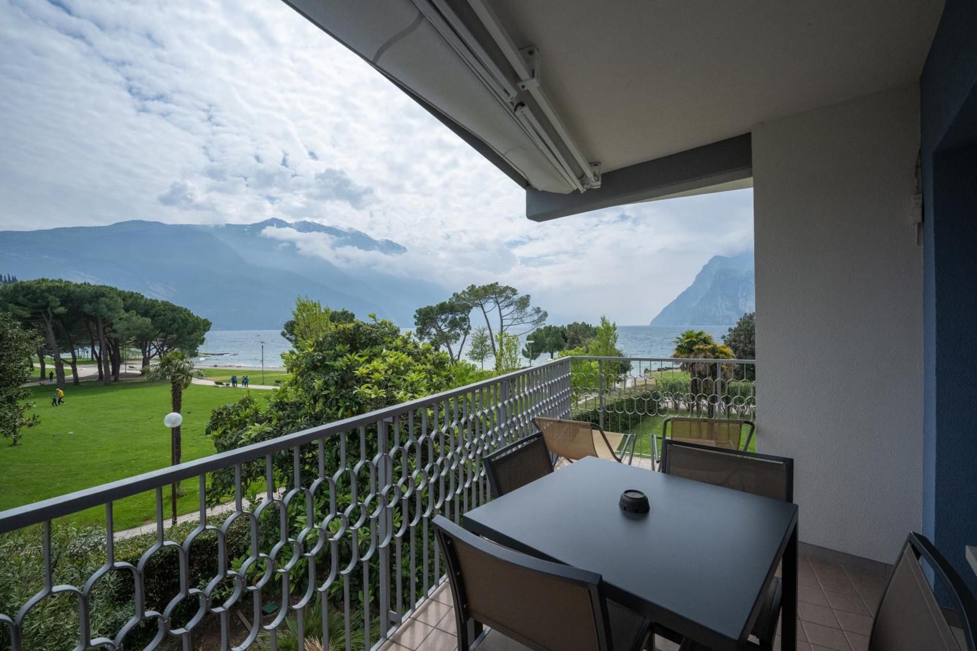 Two-Bedroom Apartment with Balcony and Lake View