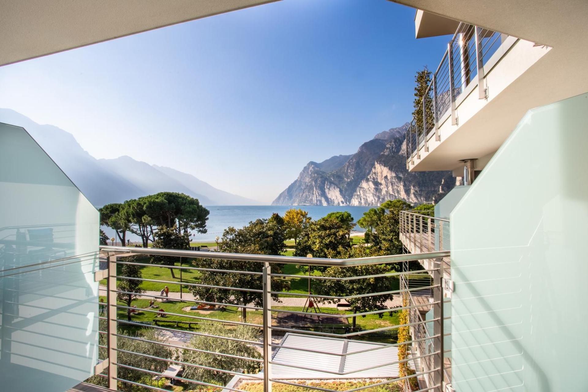 Deluxe Double Room with Lake View and Balcony