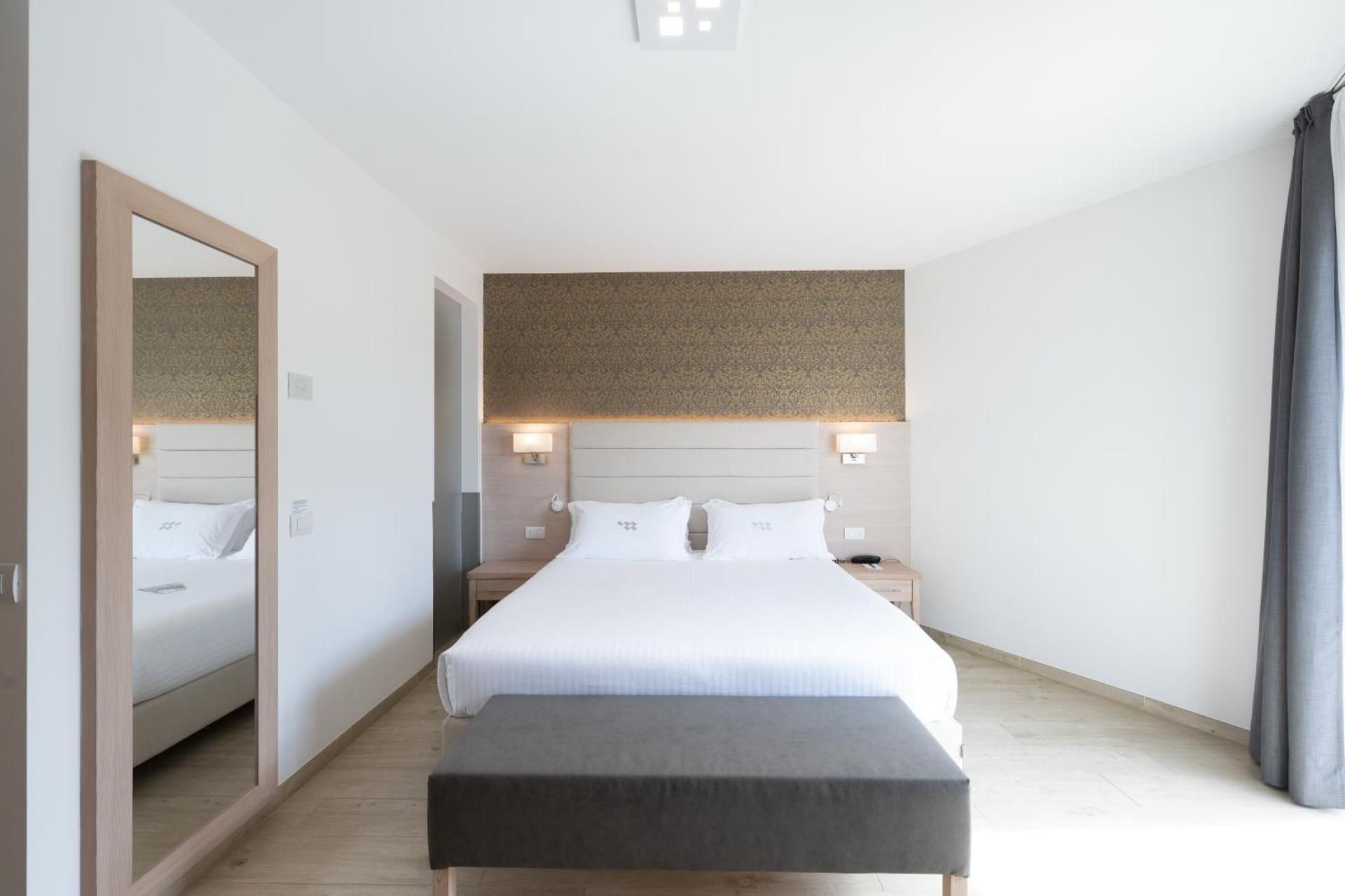 Superior Double Room with Partial Lake View and Balcony