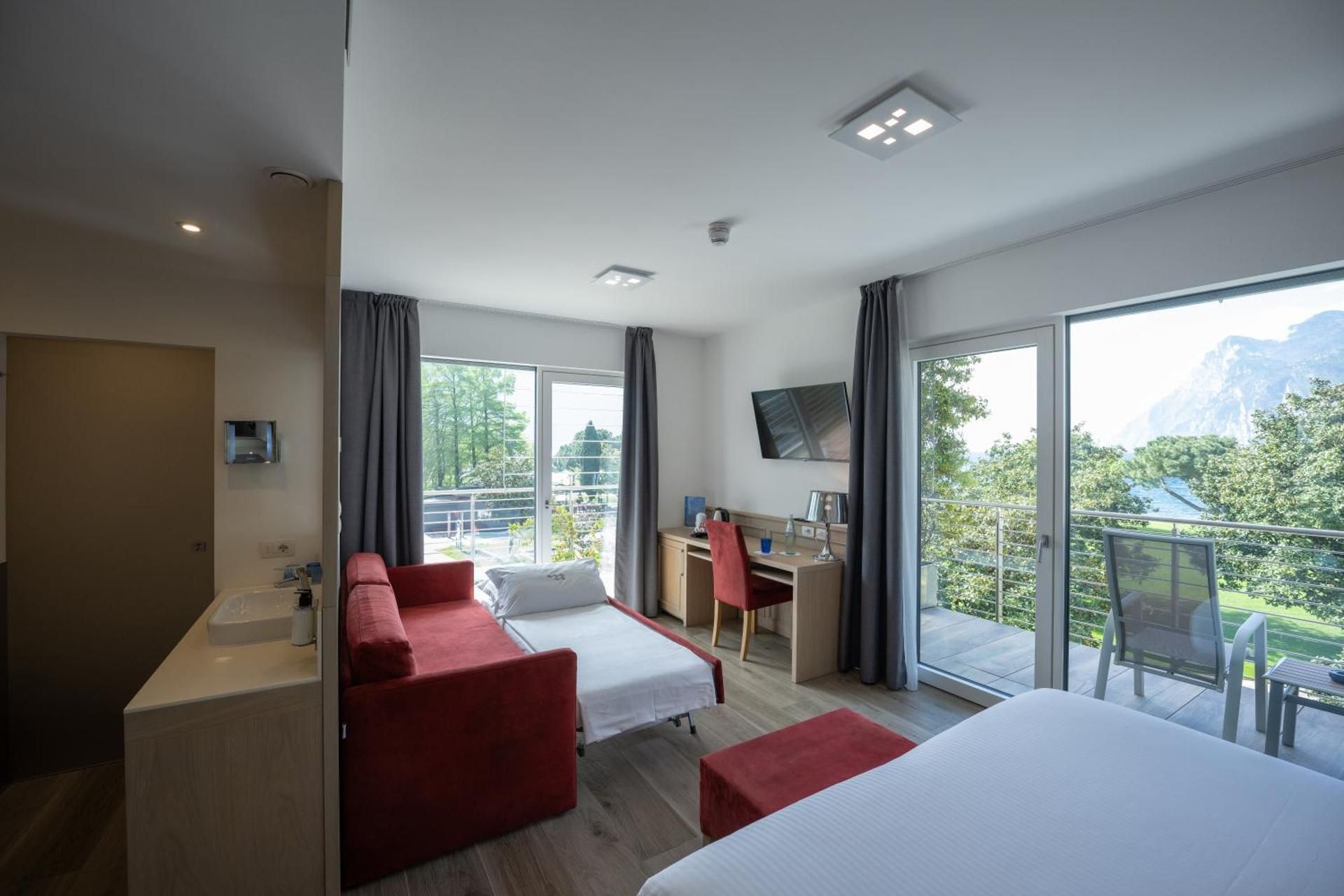 Deluxe Triple Room with Lake View and Double Balcony