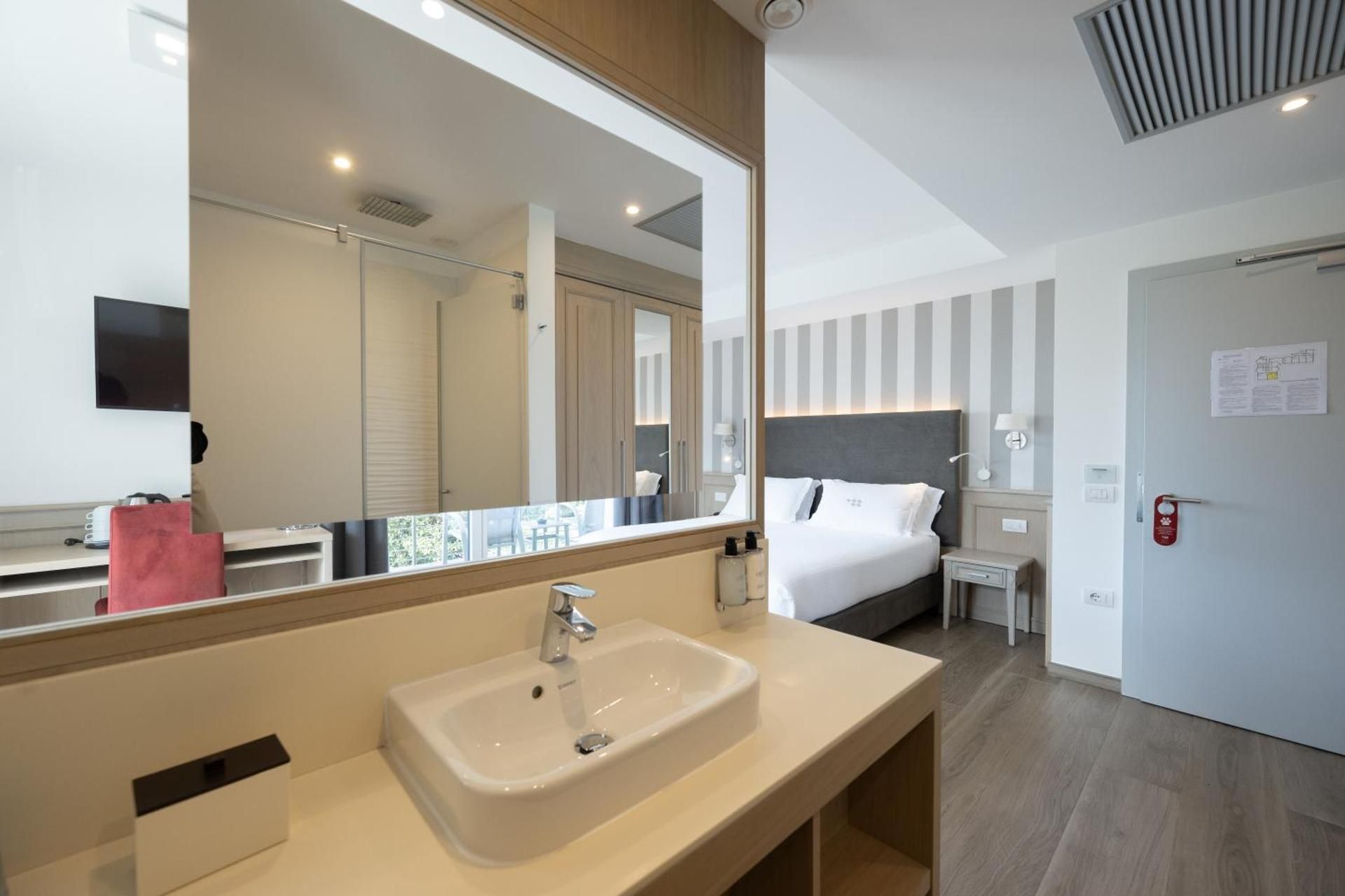 Deluxe Triple Room with Lake View and Double Balcony