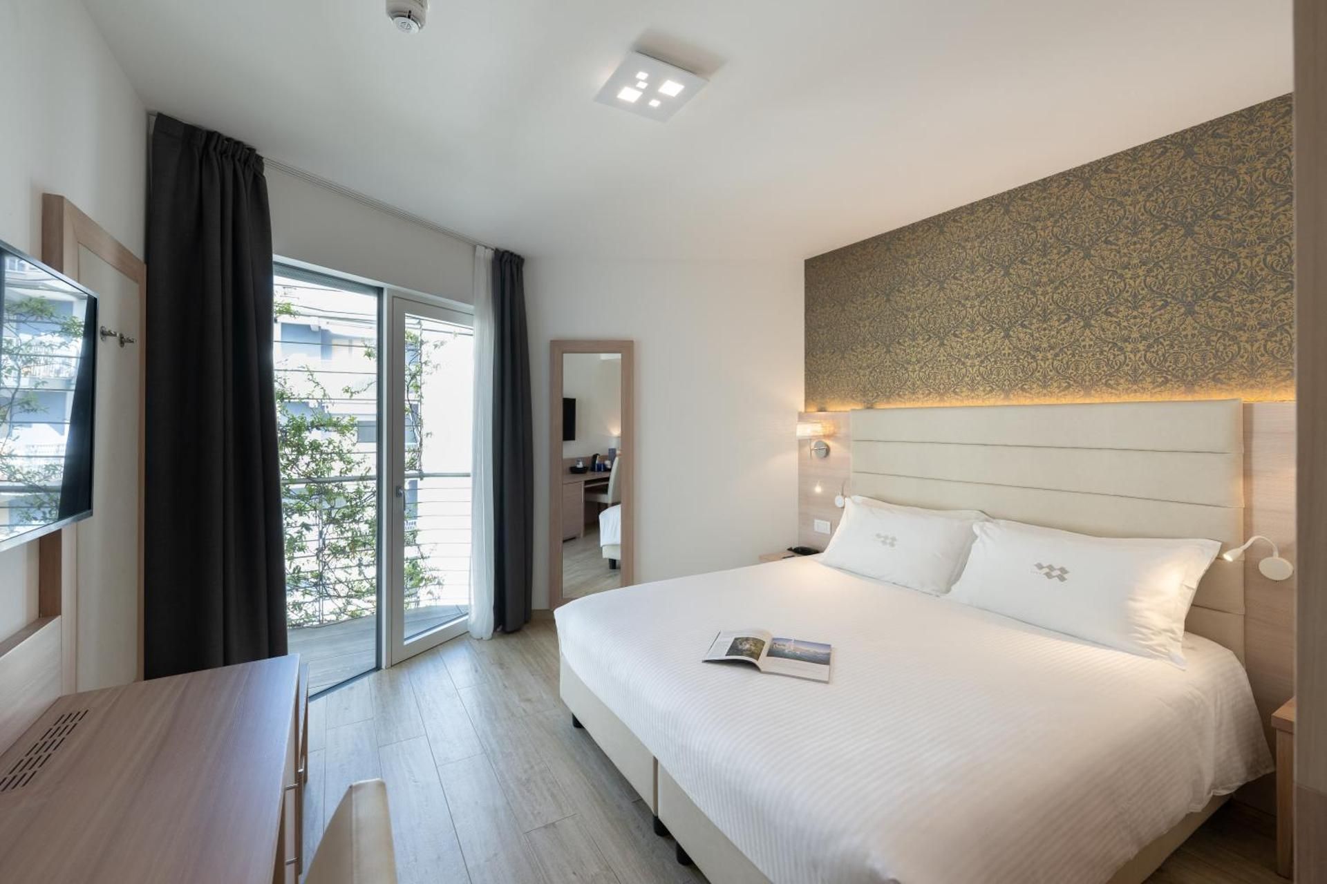Comfort Double Room with Partial Lake View and Balcony
