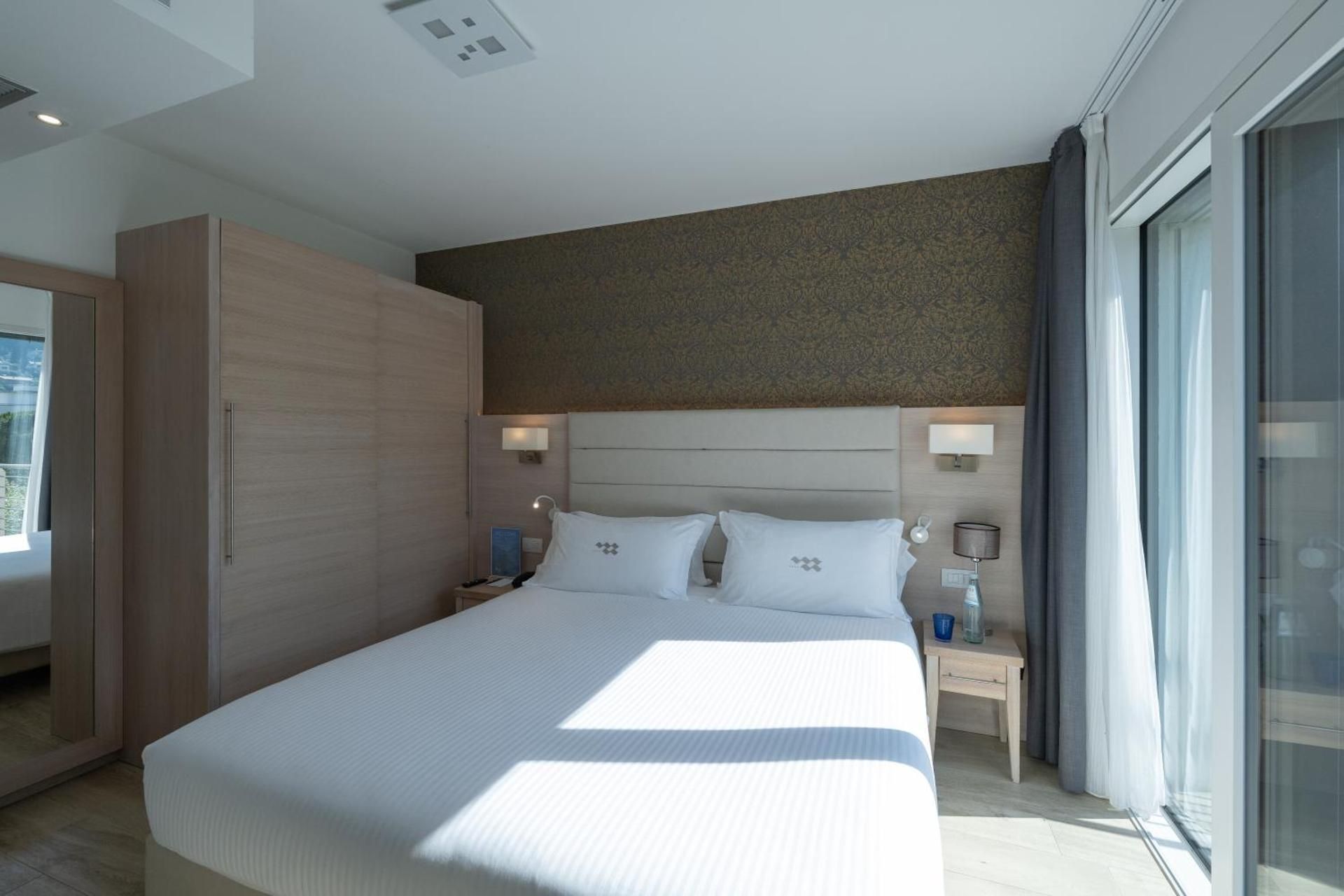 Standard Double Room with Lateral Lake View