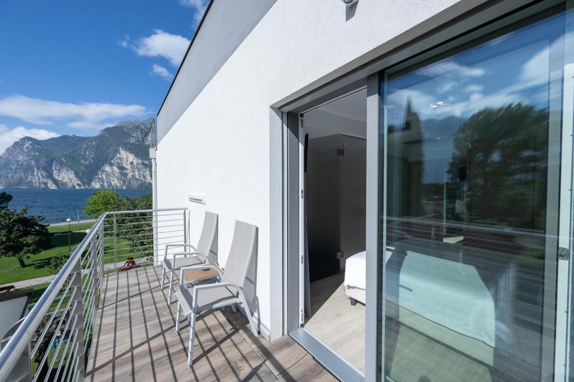 Standard Double Room with Lateral Lake View