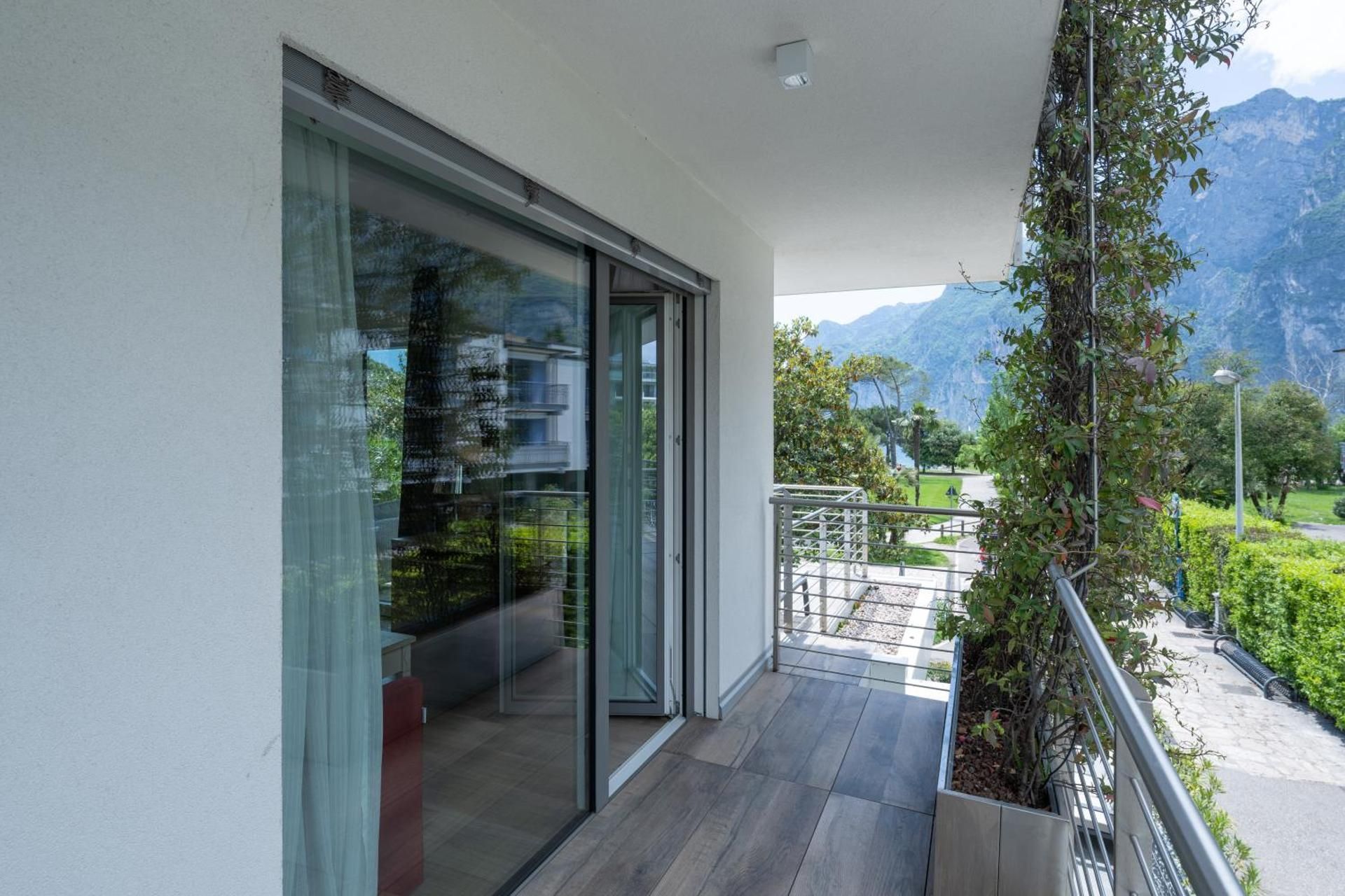 Junior Suite with Terrace and Lake View