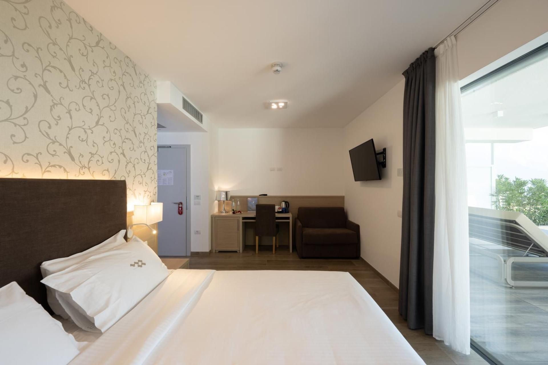 Executive Suite with Terrace and Lake View