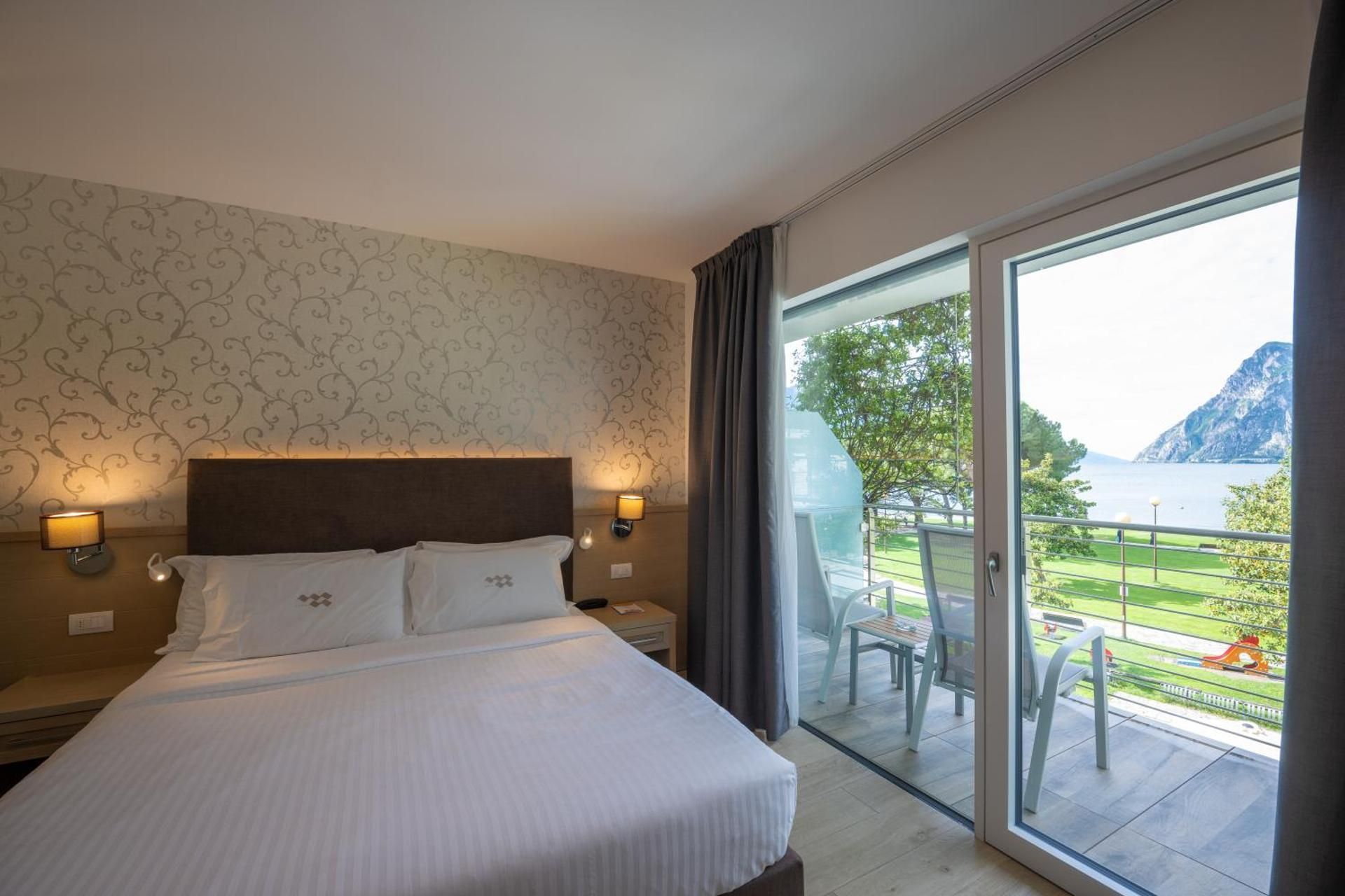 Deluxe Double Room with Lake View and Balcony