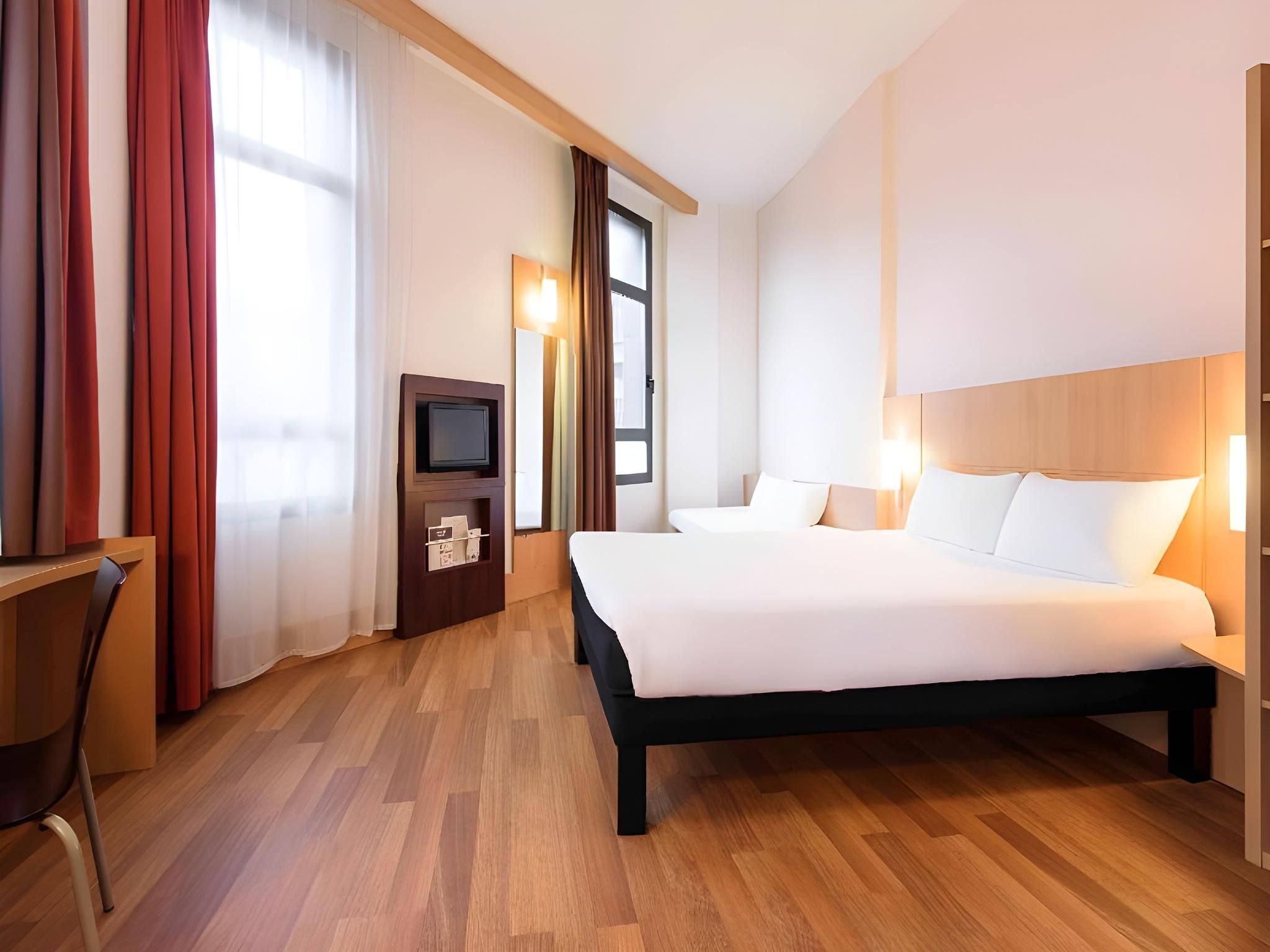 ibis Bilbao Centro Standard Double Room, with an extra bed 2