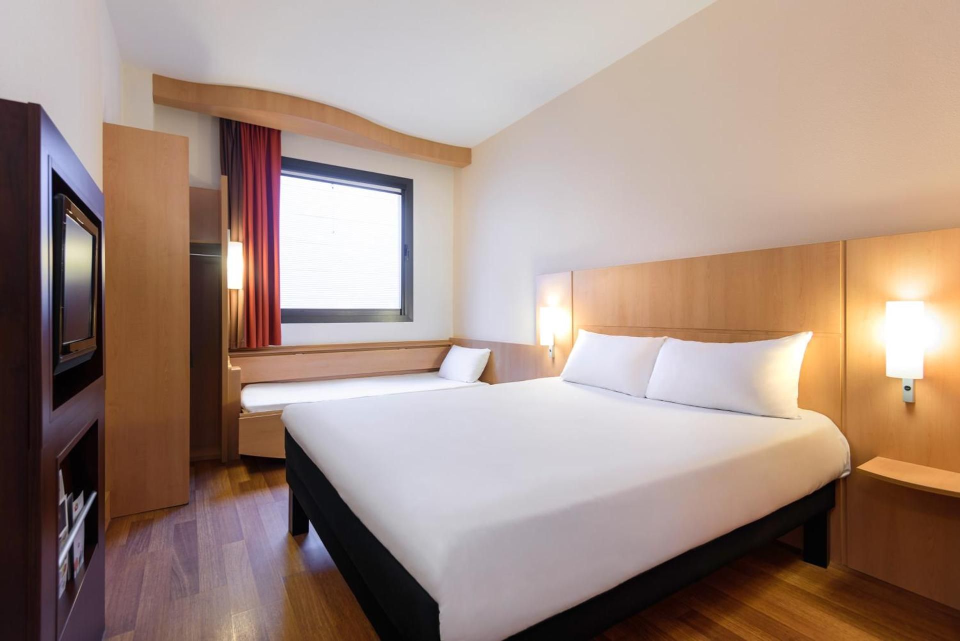 ibis Bilbao Centro Standard Double Room, with an extra bed