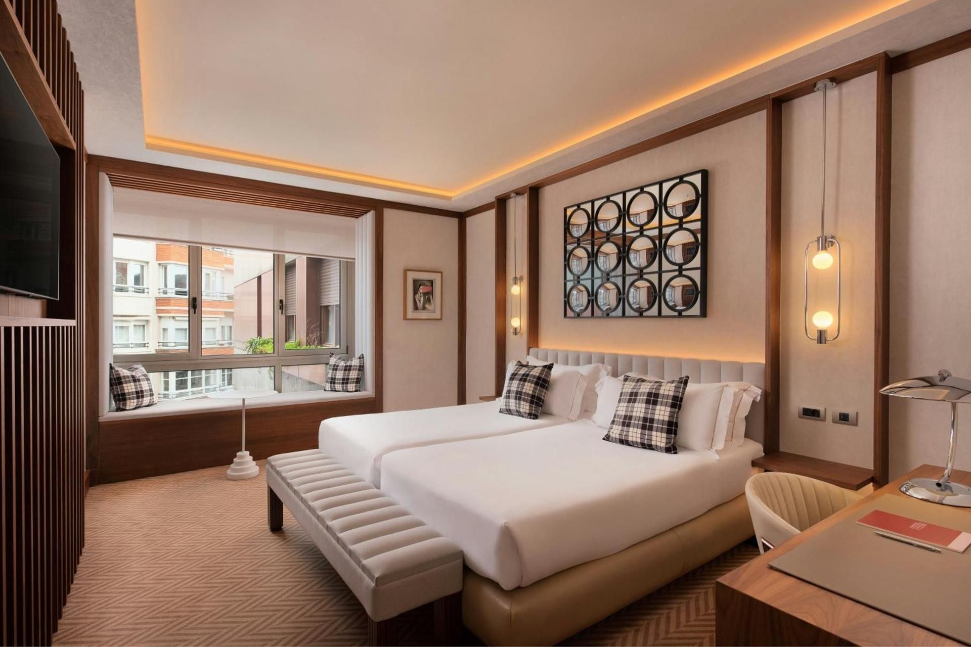 Guest Room with Twin Beds and City View