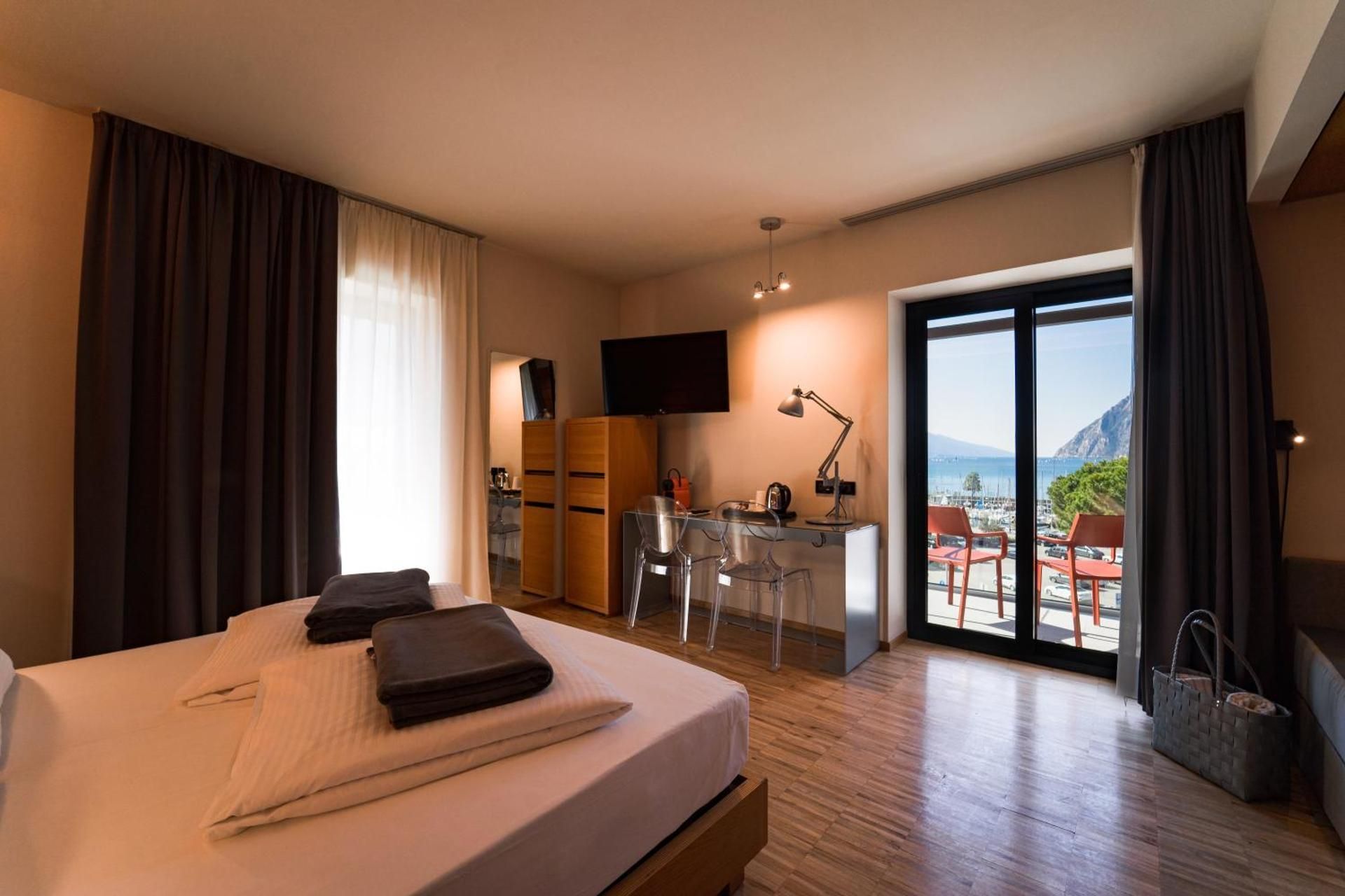 Premium Panorama Room with Lake View