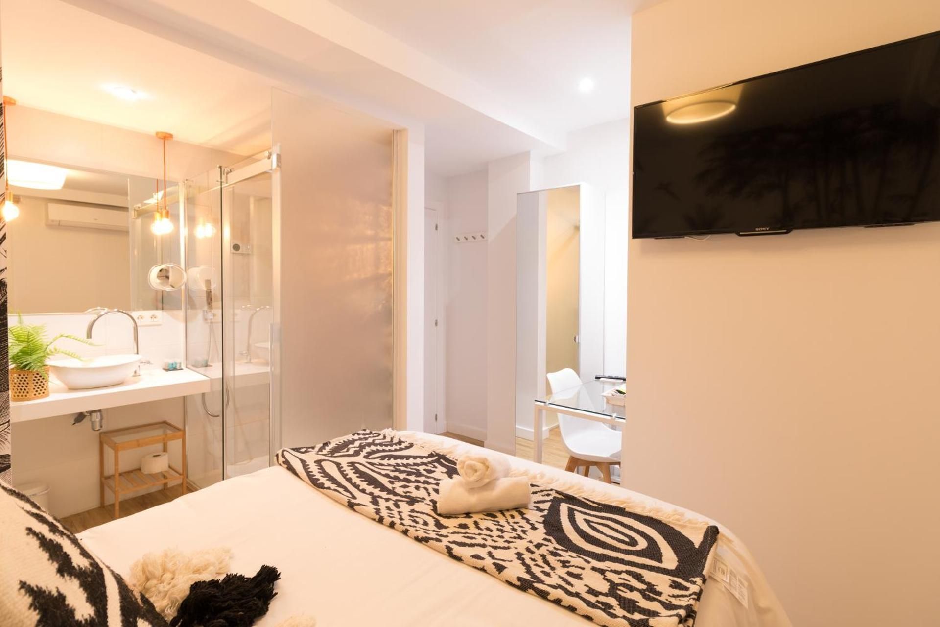 Bilbao Art Lodge Staynnapartments Single Room With Private Bathroom