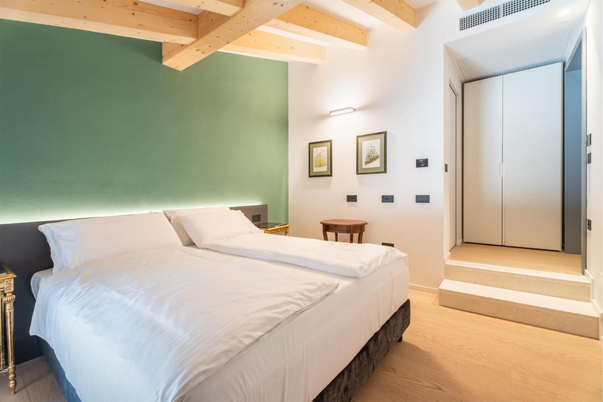 SMALL DOUBLE OR TWIN ROOM